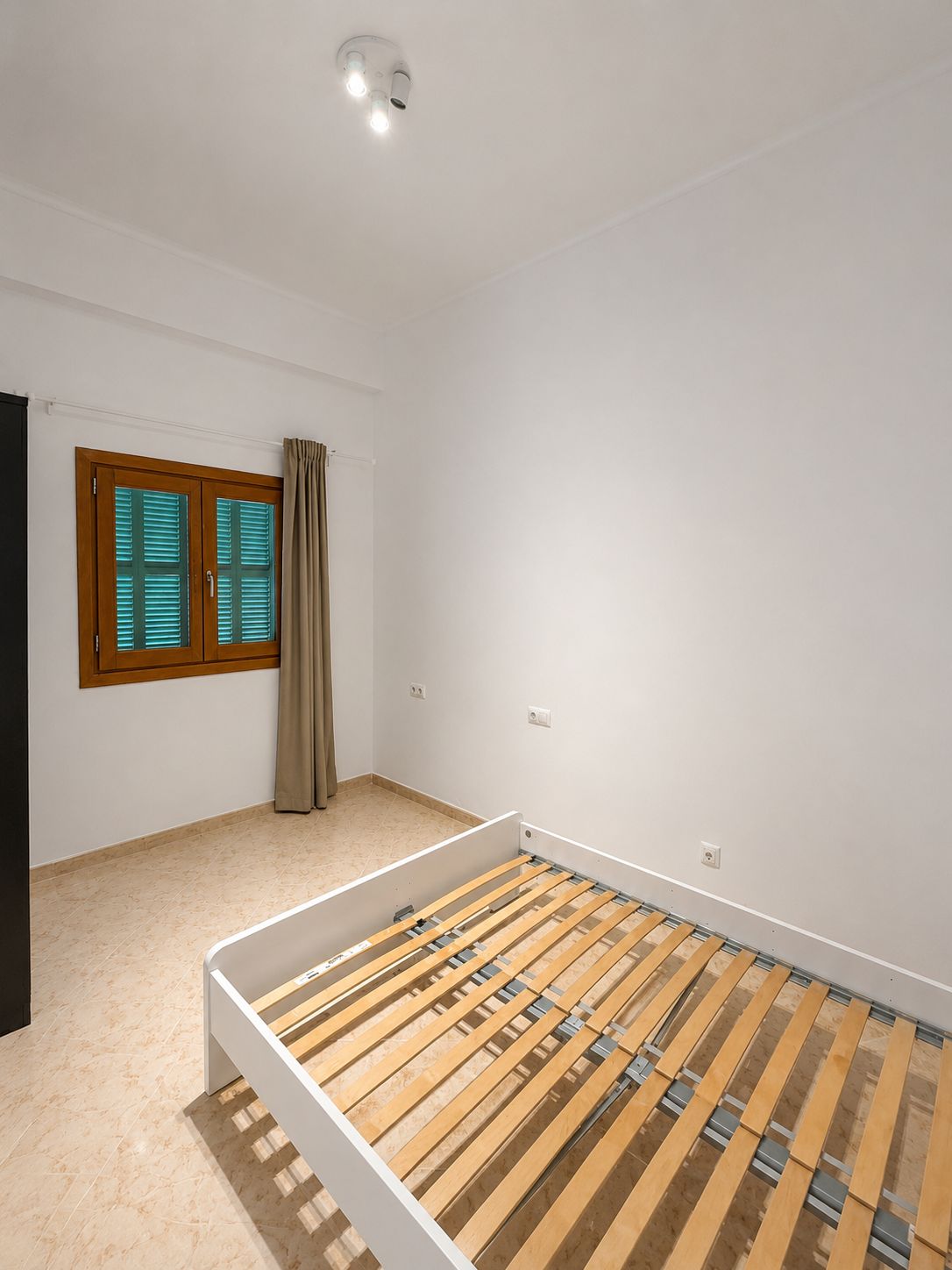 Grande maison unifamiliale de 2 étages prête à emménager.