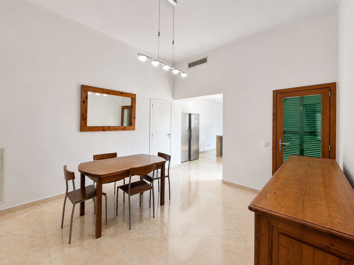 Grande maison unifamiliale de 2 étages prête à emménager.