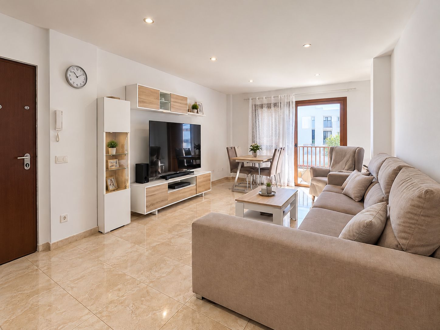 Geräumige Wohnung mit Aufzug nur wenige Meter vom Meer in bevorzugter Lage.