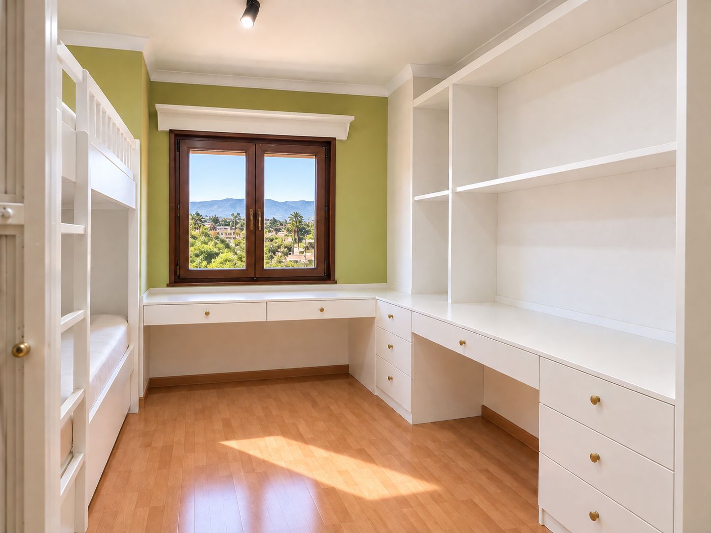 Spacious apartment with elevator just a few meters from the sea in a privileged location.