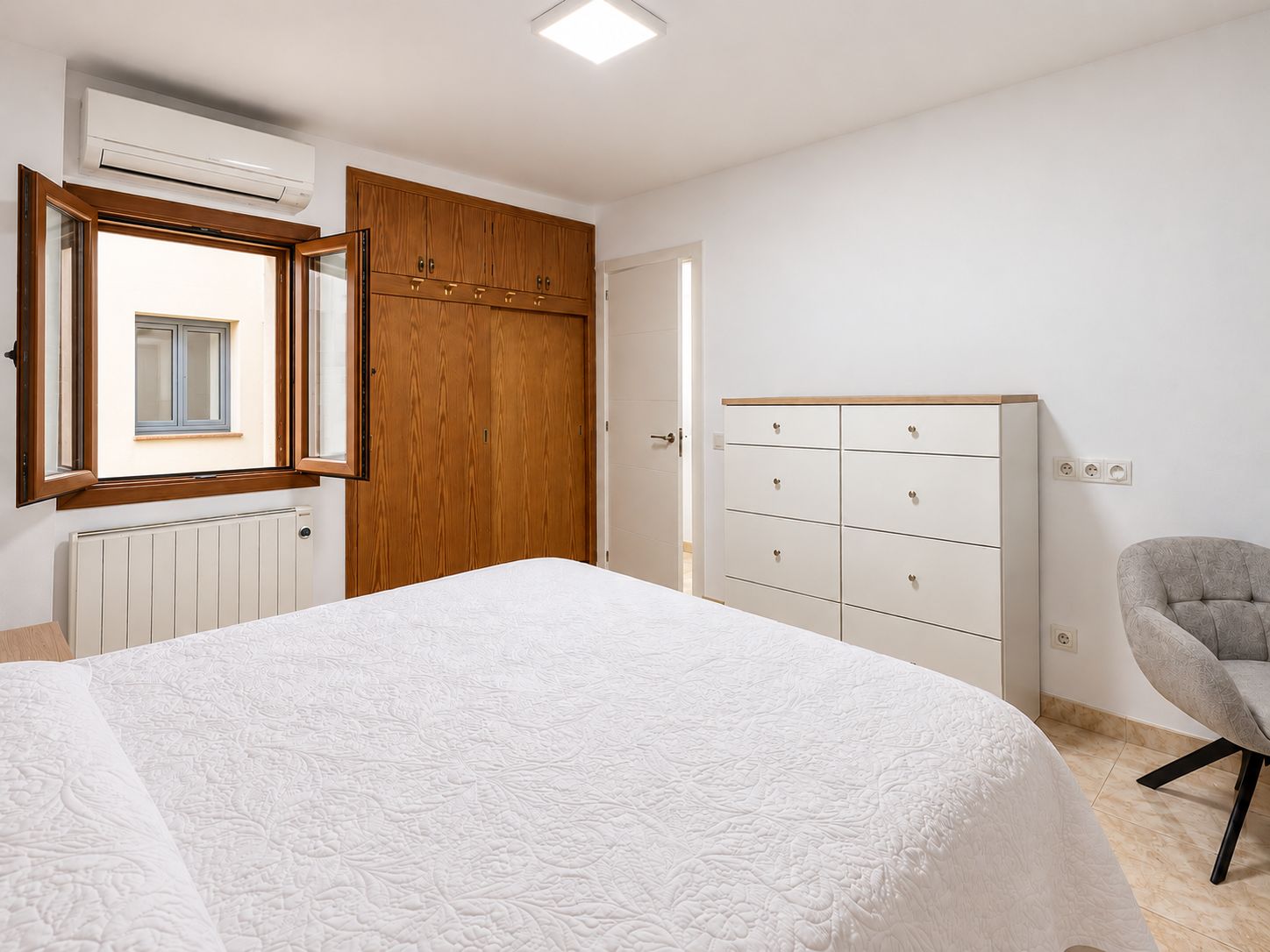 Spacious apartment with elevator just a few meters from the sea in a privileged location.