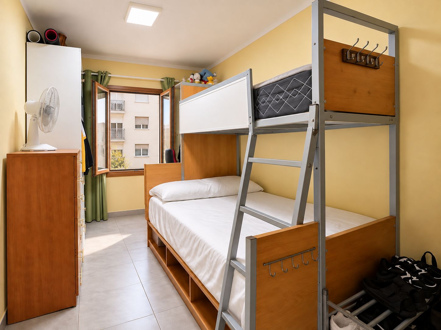 Spacious apartment with elevator just a few meters from the sea in a privileged location.