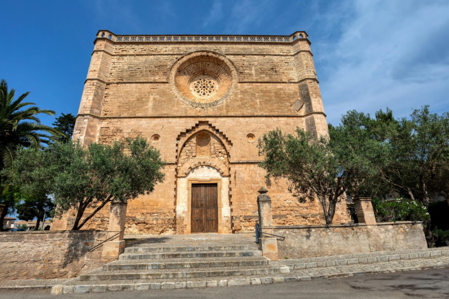 Grande maison unifamiliale de 2 étages prête à emménager.