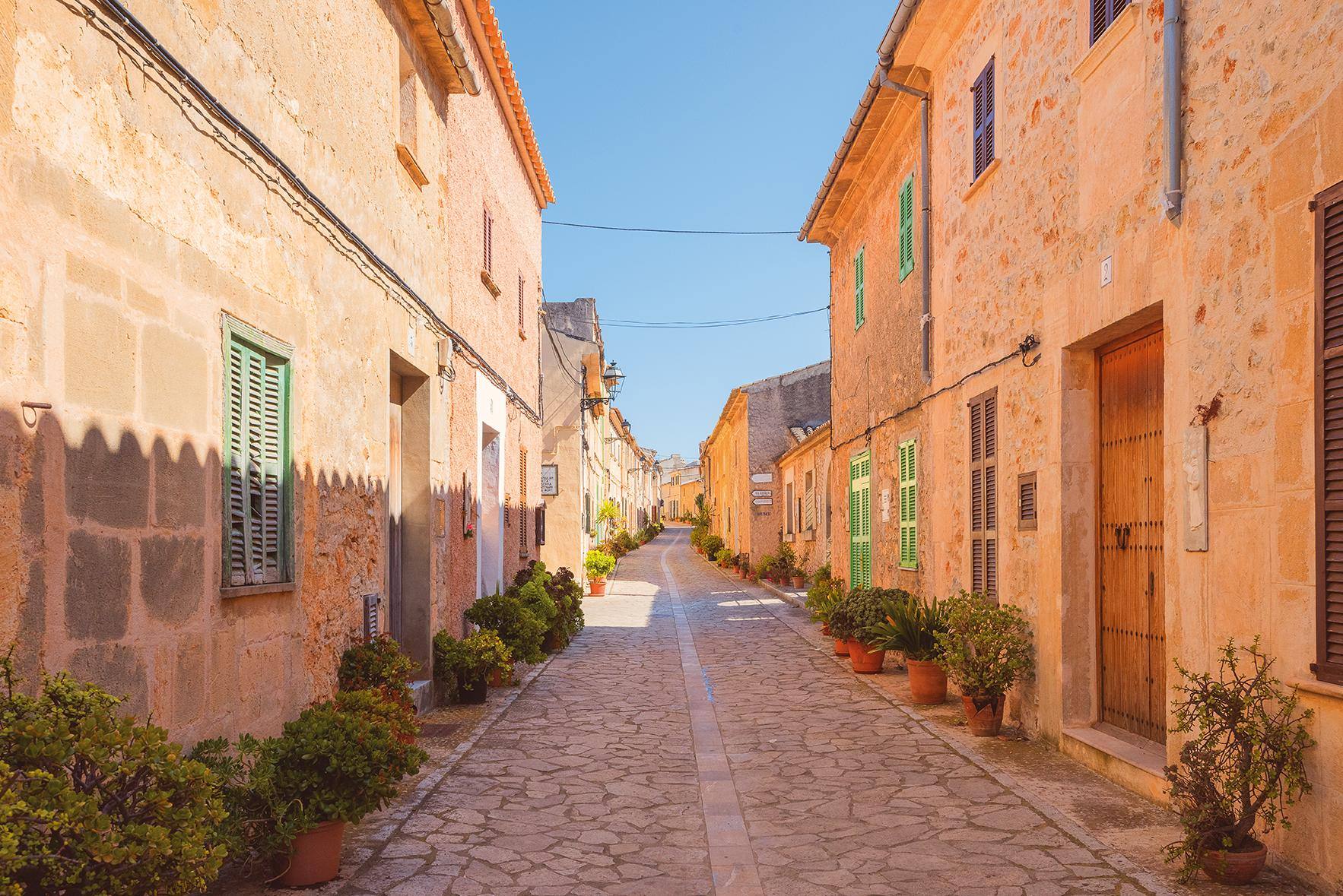 Grande maison unifamiliale de 2 étages prête à emménager.