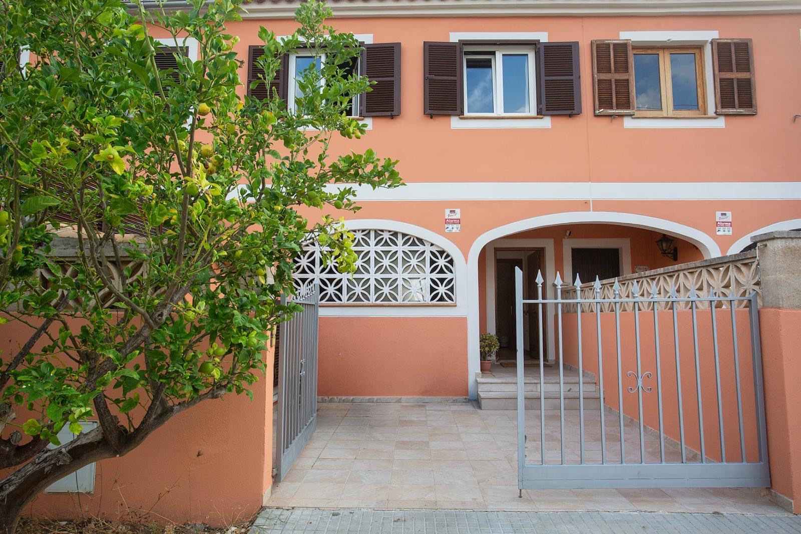 Casa adosada con patio privado, vistas al mar y a 500 m de la playa en Cala Ratjada