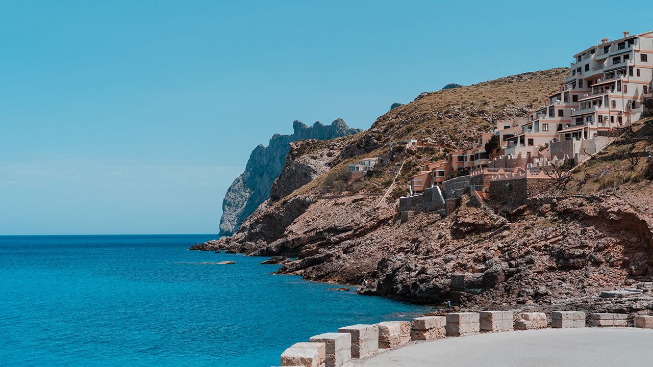 Solar urbano con proyecto basico para dos chalets cerca del mar en Sa pobla.