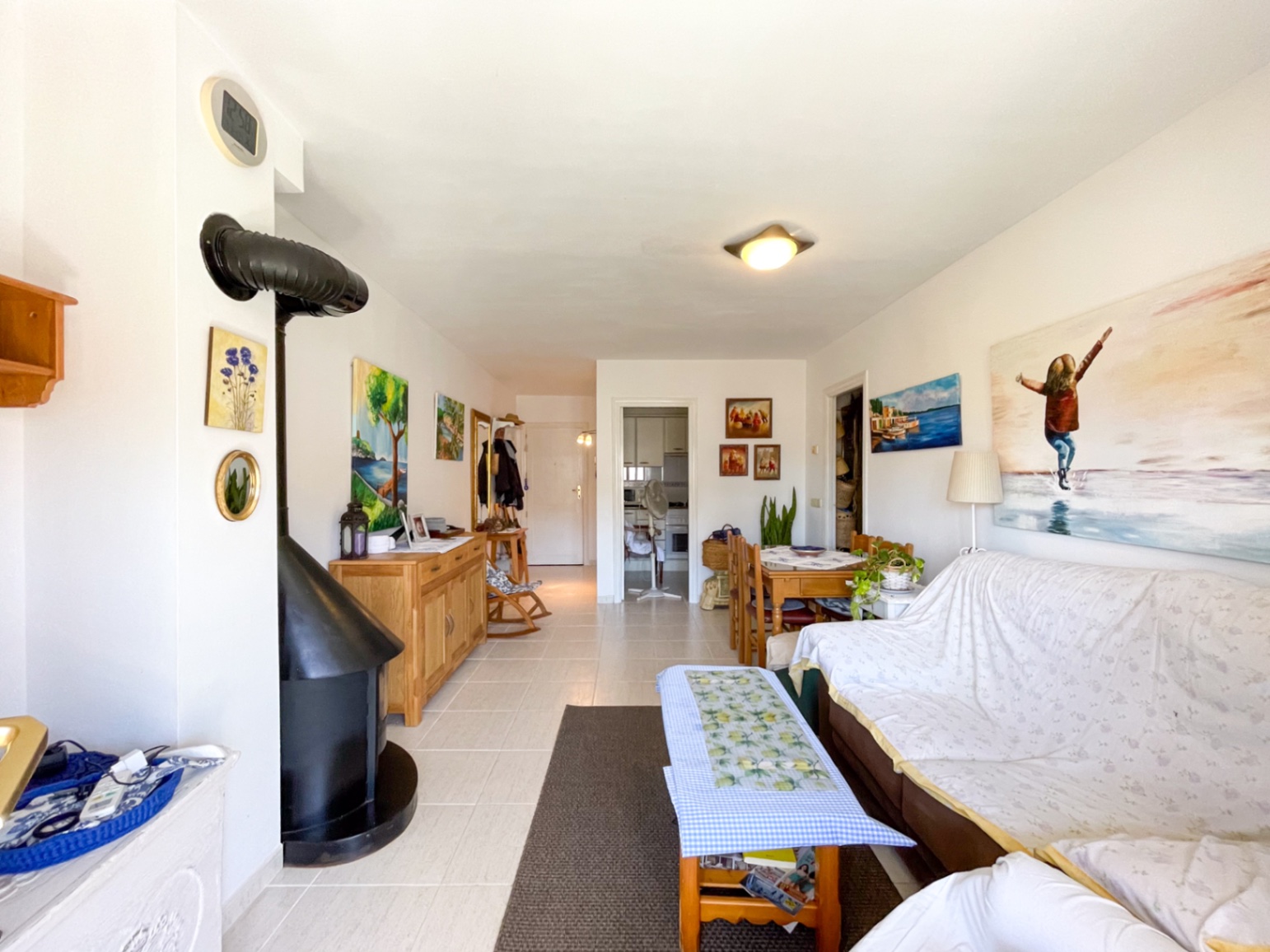 Soleado apartamento de 2 dormitorios con parking privado en zona tranquila de Capdepera.