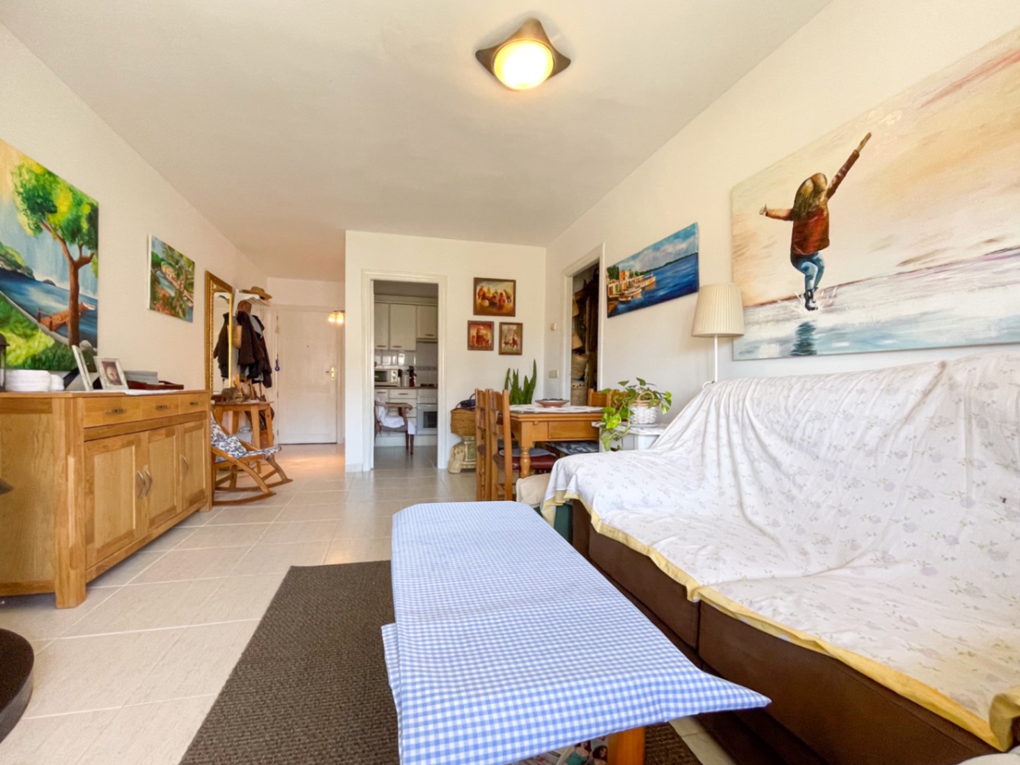 Soleado apartamento de 2 dormitorios con parking privado en zona tranquila de Capdepera.