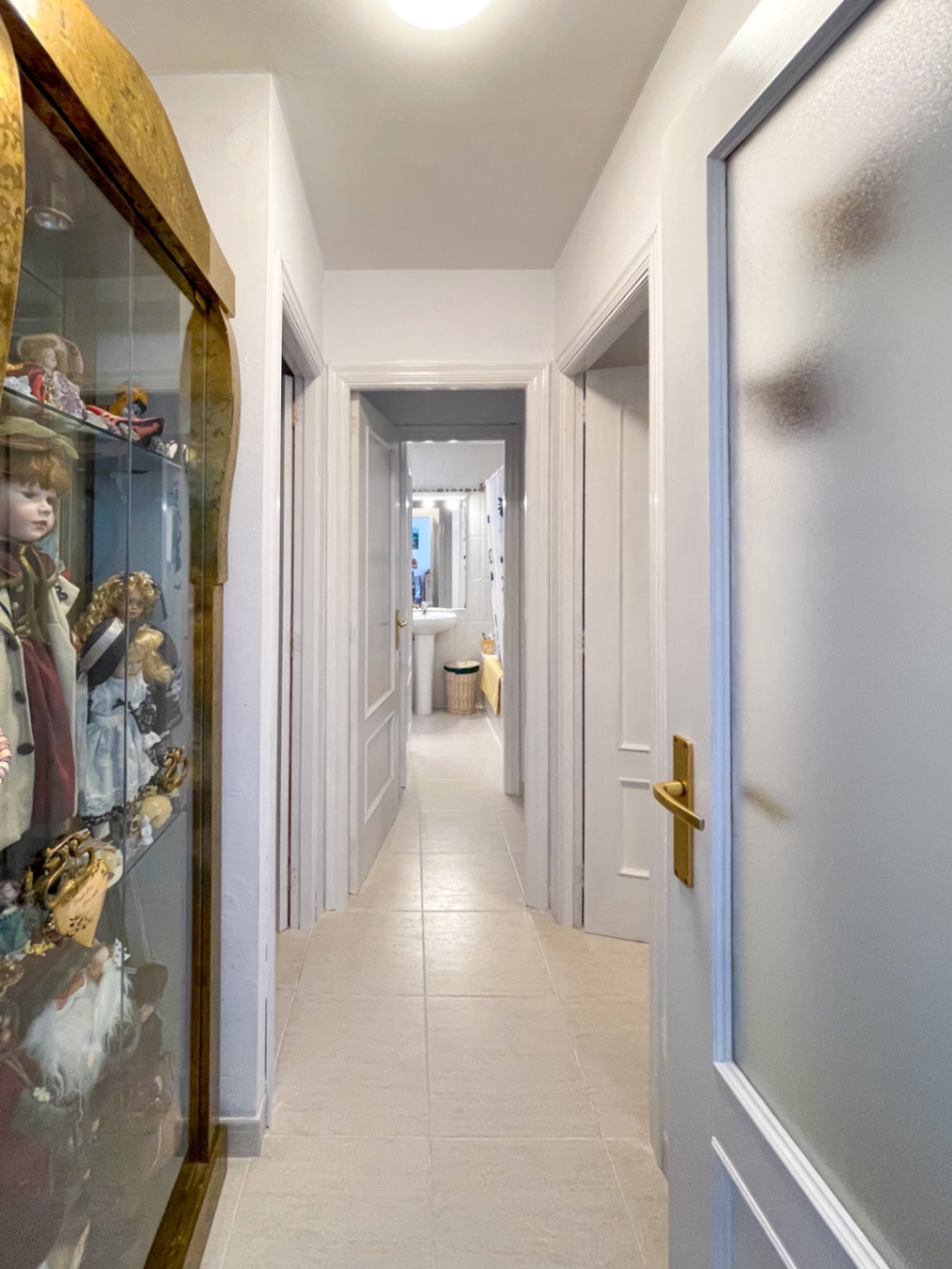 Soleado apartamento de 2 dormitorios con parking privado en zona tranquila de Capdepera.