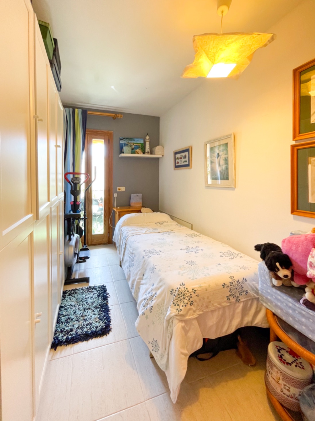 Soleado apartamento de 2 dormitorios con parking privado en zona tranquila de Capdepera.