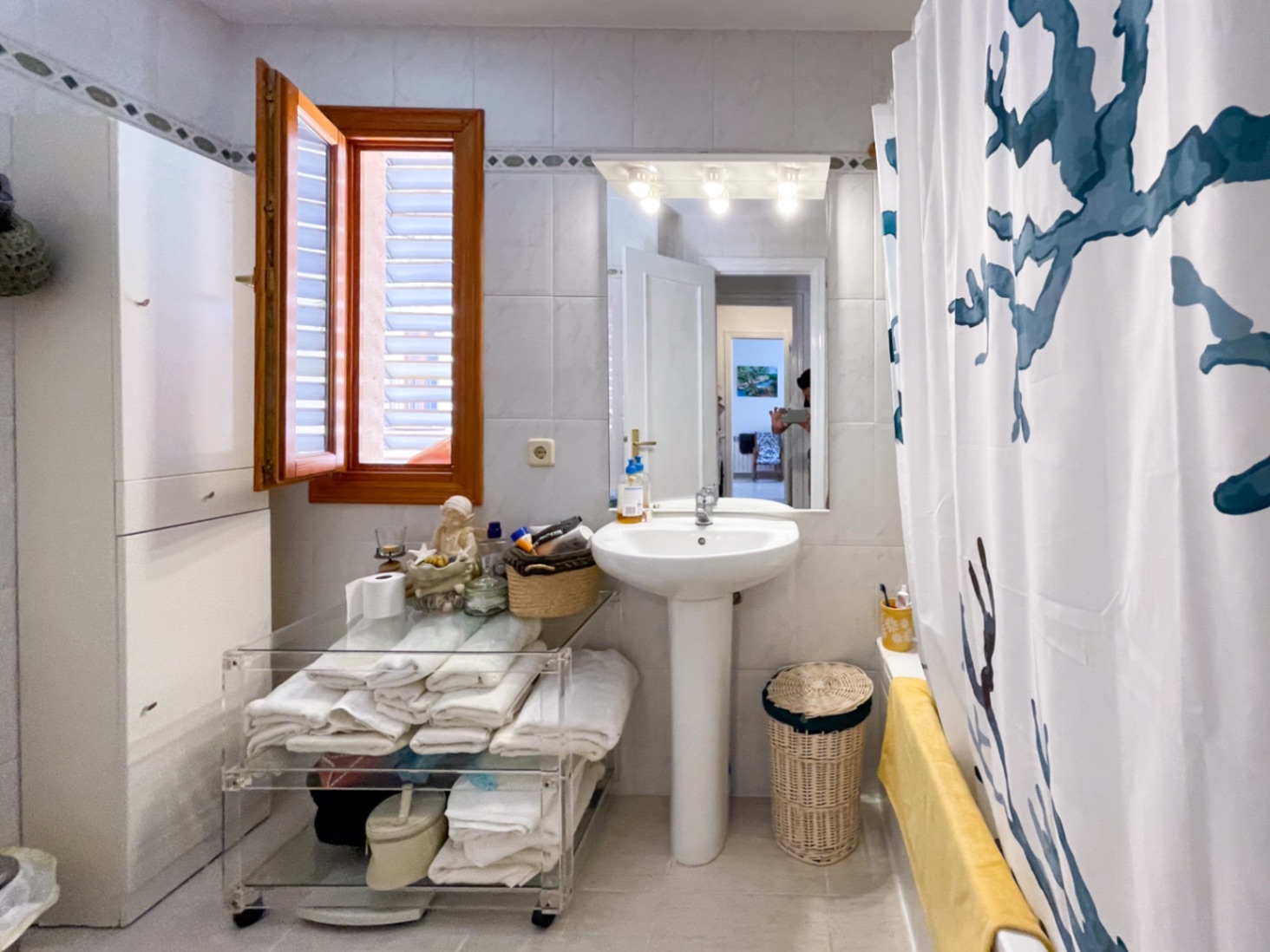 Soleado apartamento de 2 dormitorios con parking privado en zona tranquila de Capdepera.