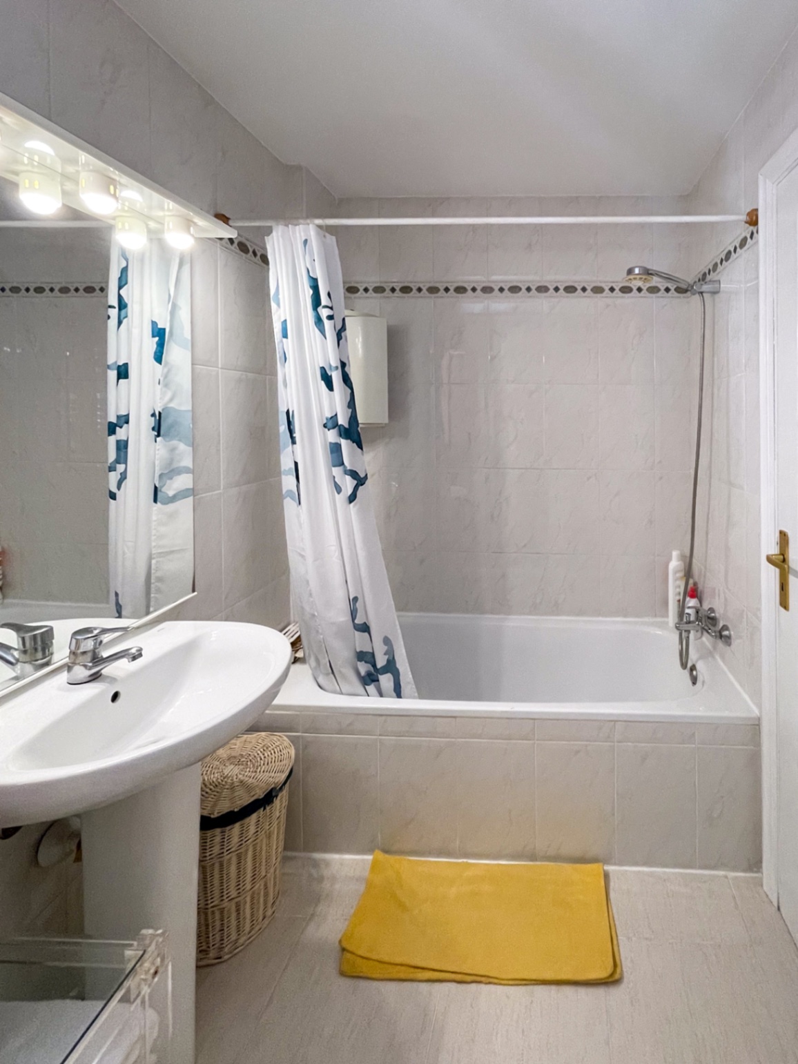 Soleado apartamento de 2 dormitorios con parking privado en zona tranquila de Capdepera.