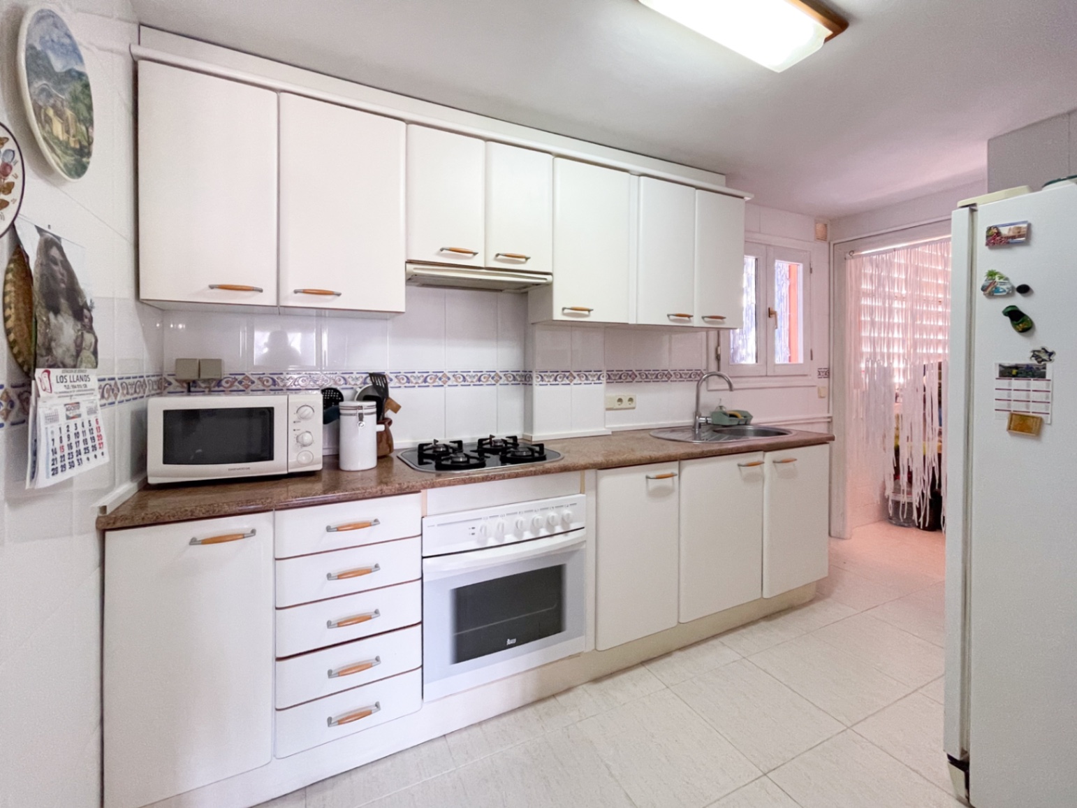 Soleado apartamento de 2 dormitorios con parking privado en zona tranquila de Capdepera.