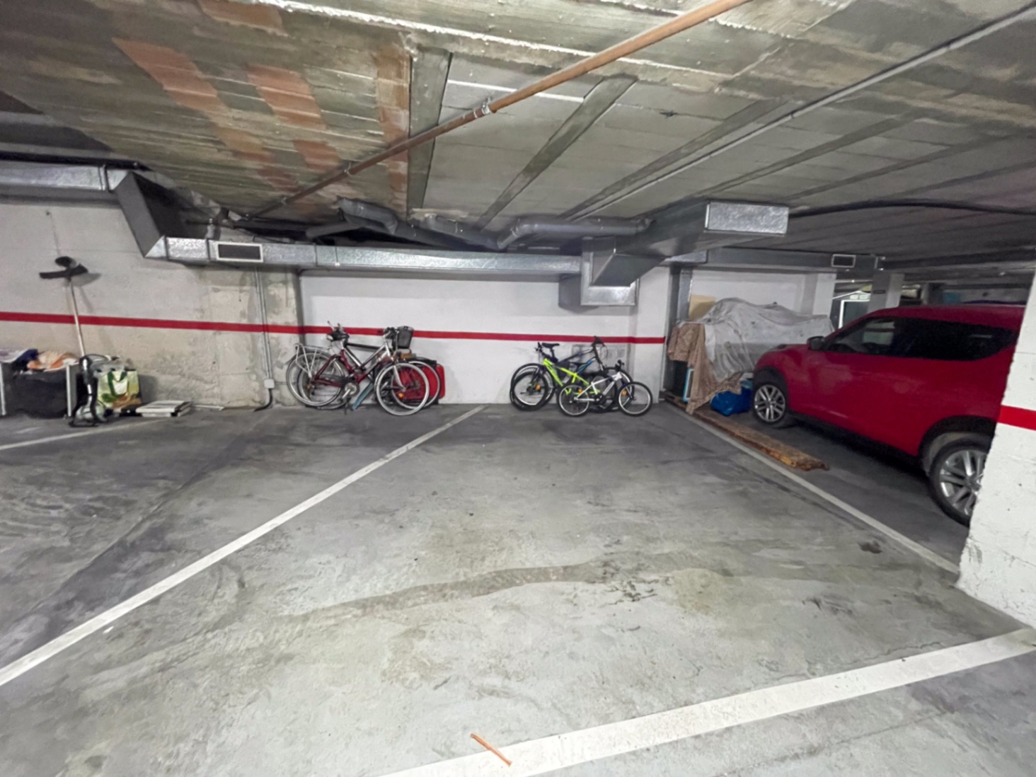 Soleado apartamento de 2 dormitorios con parking privado en zona tranquila de Capdepera.