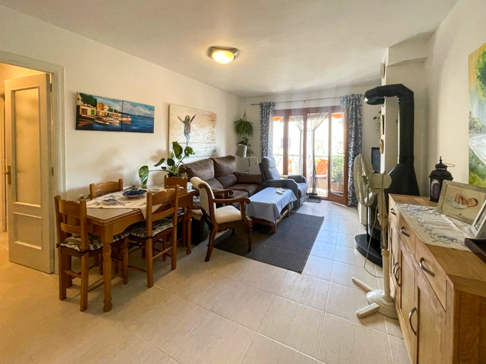 Soleado apartamento de 2 dormitorios con parking privado en zona tranquila de Capdepera.