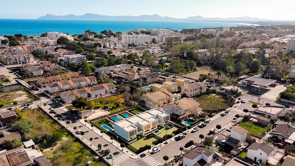 Chalet adosado de nueva construcción con piscina a pasos del mar.