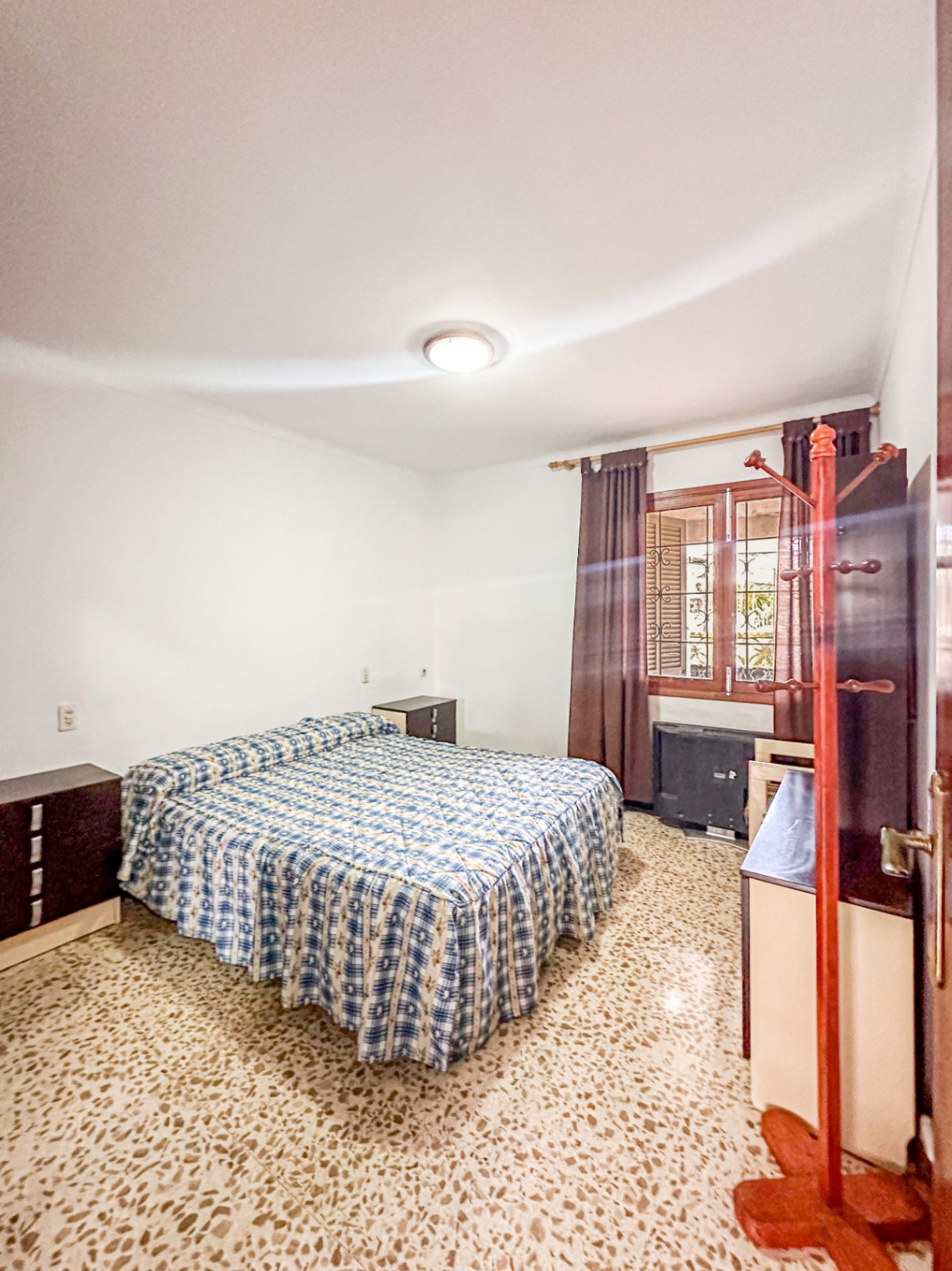 Chalet doble con parking junto al mar y oportunidad de inversión.