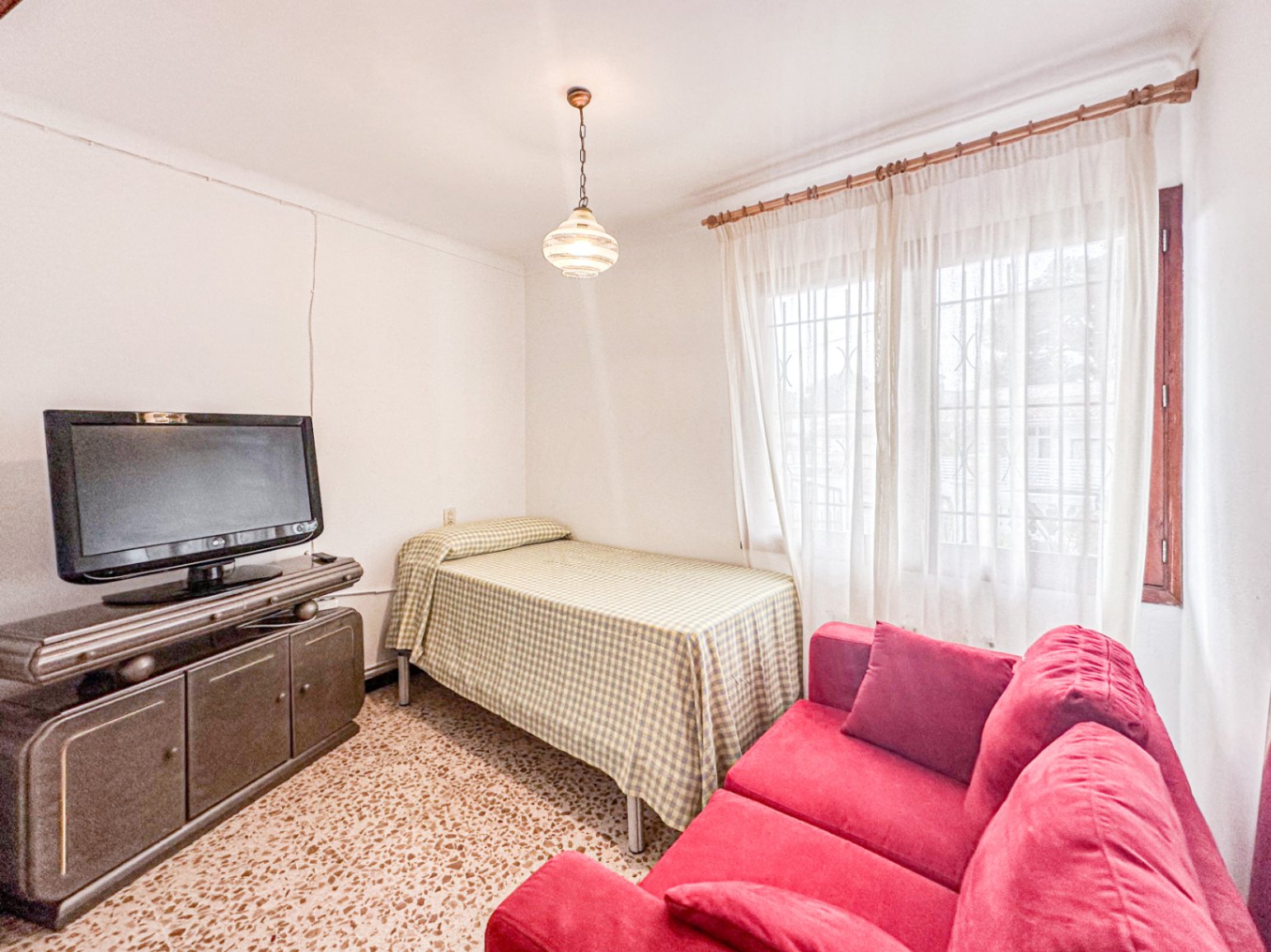 Chalet doble con parking junto al mar y oportunidad de inversión.