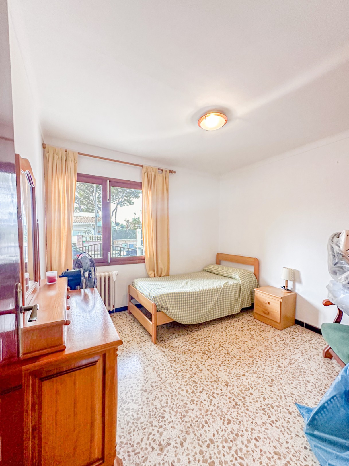 Chalet doble con parking junto al mar y oportunidad de inversión.