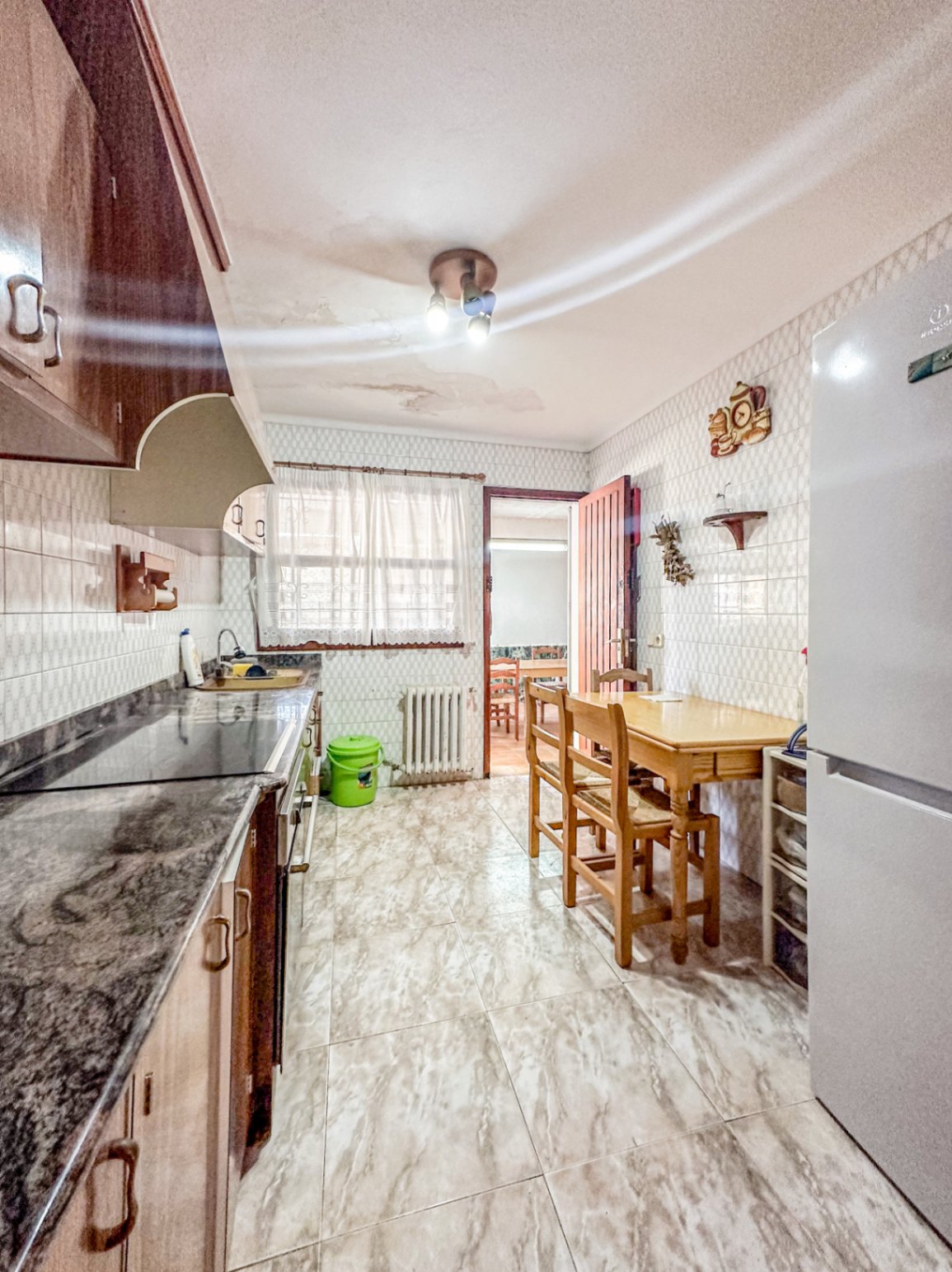 Chalet doble con parking junto al mar y oportunidad de inversión.