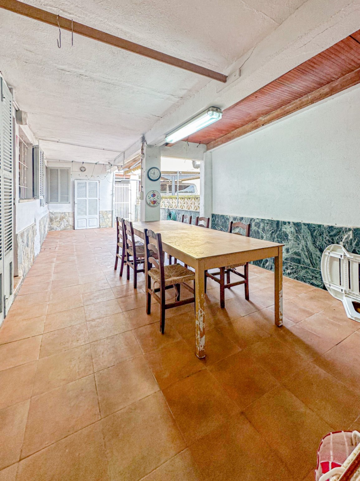Chalet doble con parking junto al mar y oportunidad de inversión.