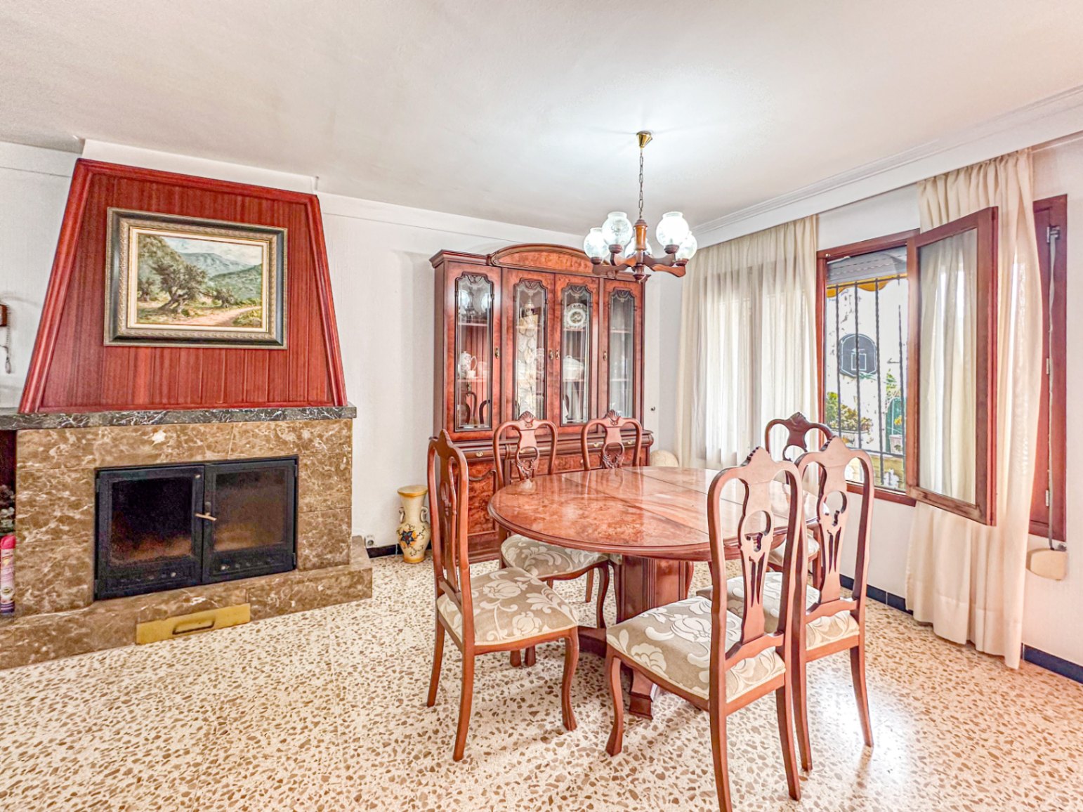 Chalet doble con parking junto al mar y oportunidad de inversión.