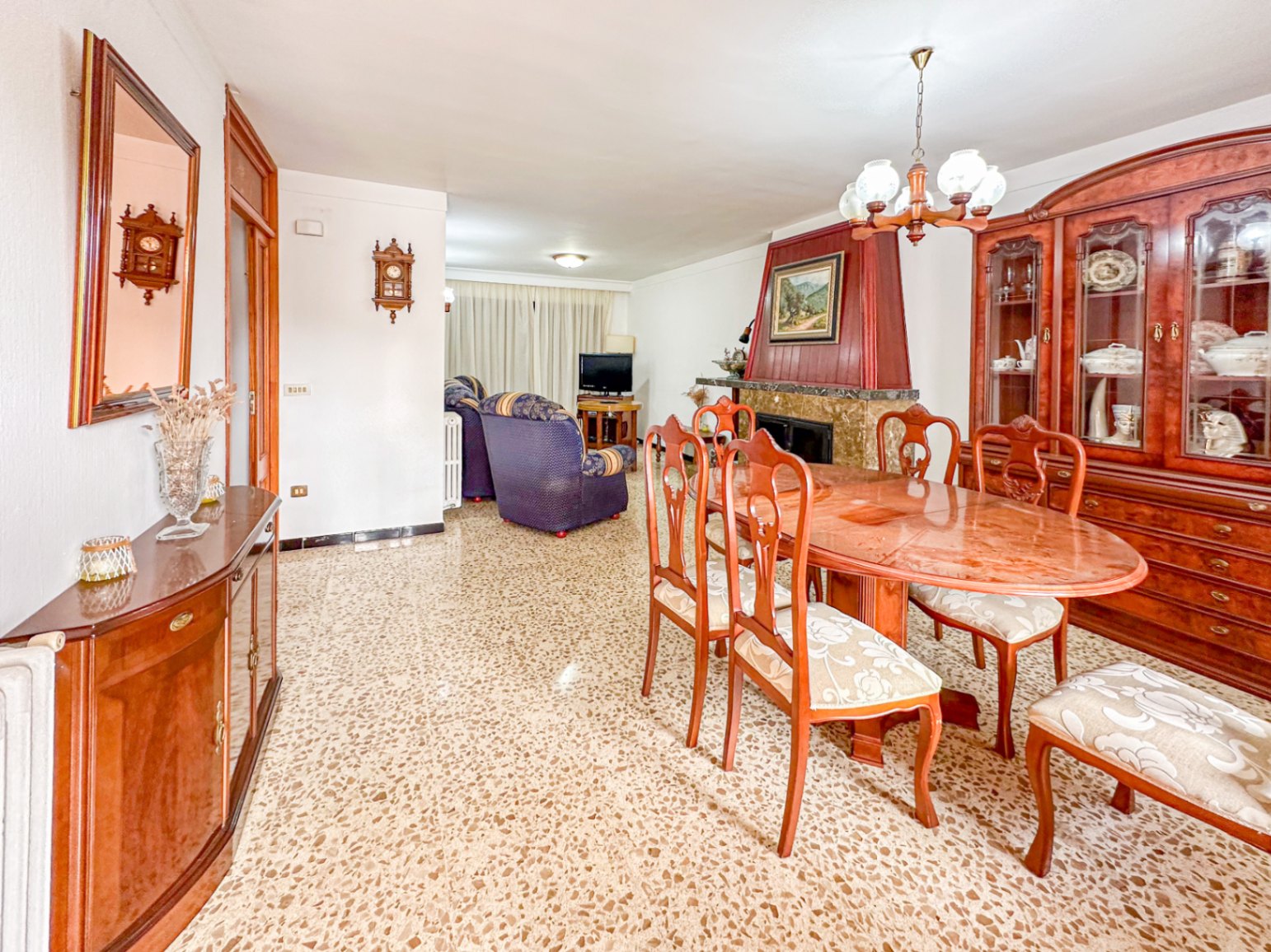 Chalet doble con parking junto al mar y oportunidad de inversión.