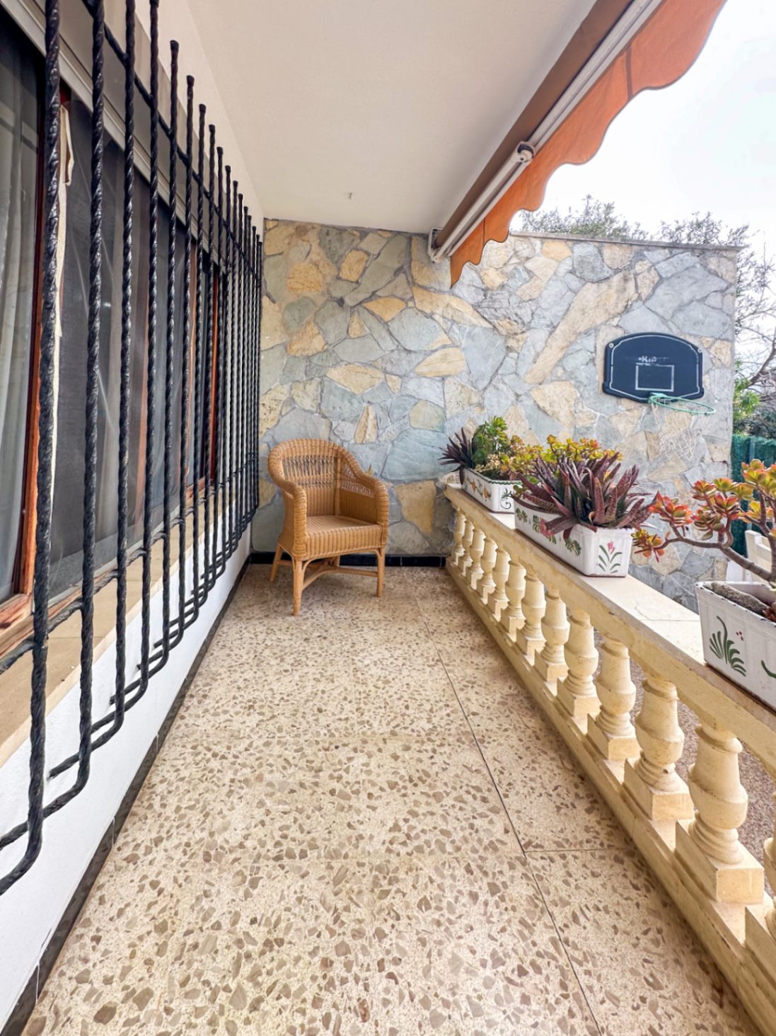 Chalet doble con parking junto al mar y oportunidad de inversión.