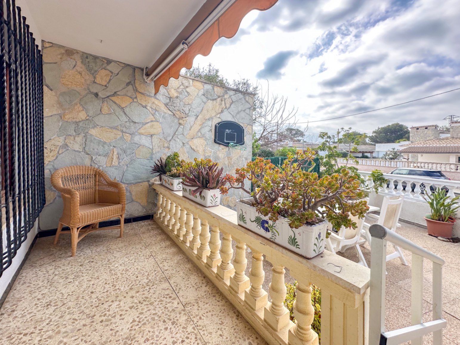 Chalet doble con parking junto al mar y oportunidad de inversión.