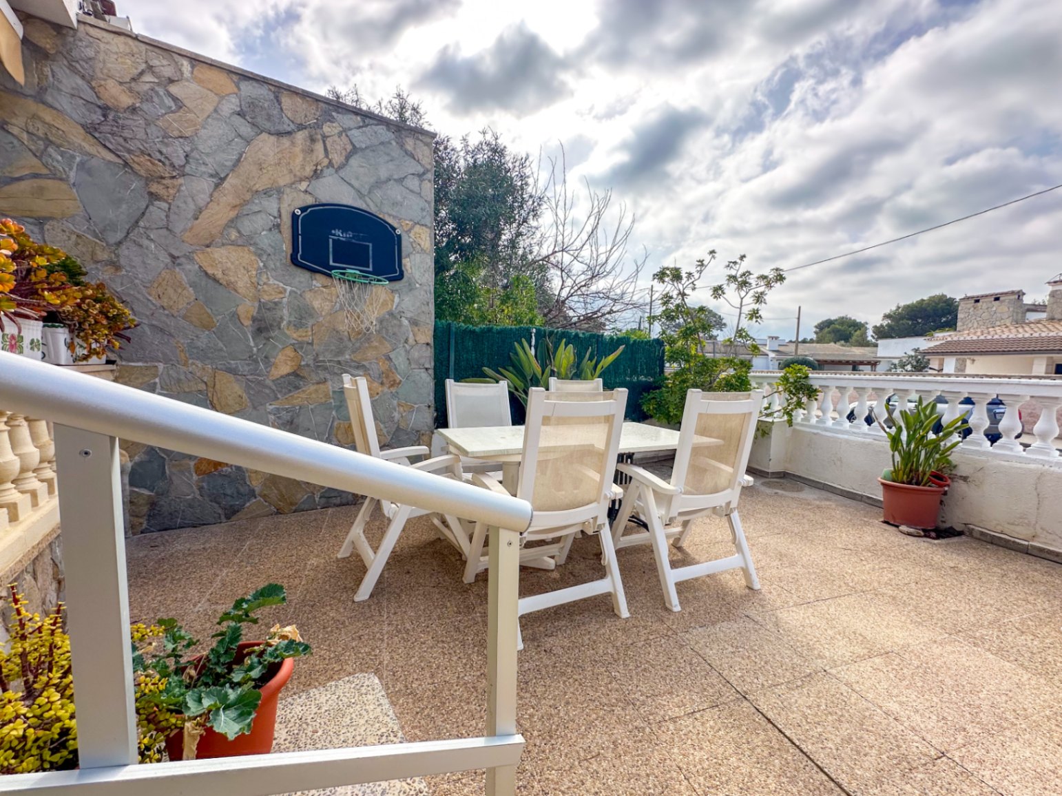 Chalet doble con parking junto al mar y oportunidad de inversión.