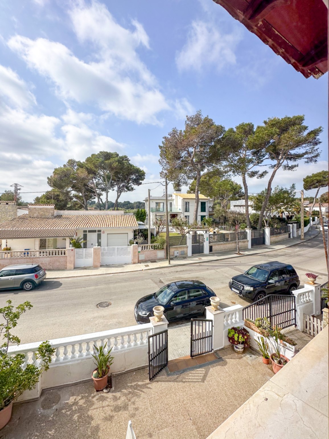Chalet doble con parking junto al mar y oportunidad de inversión.