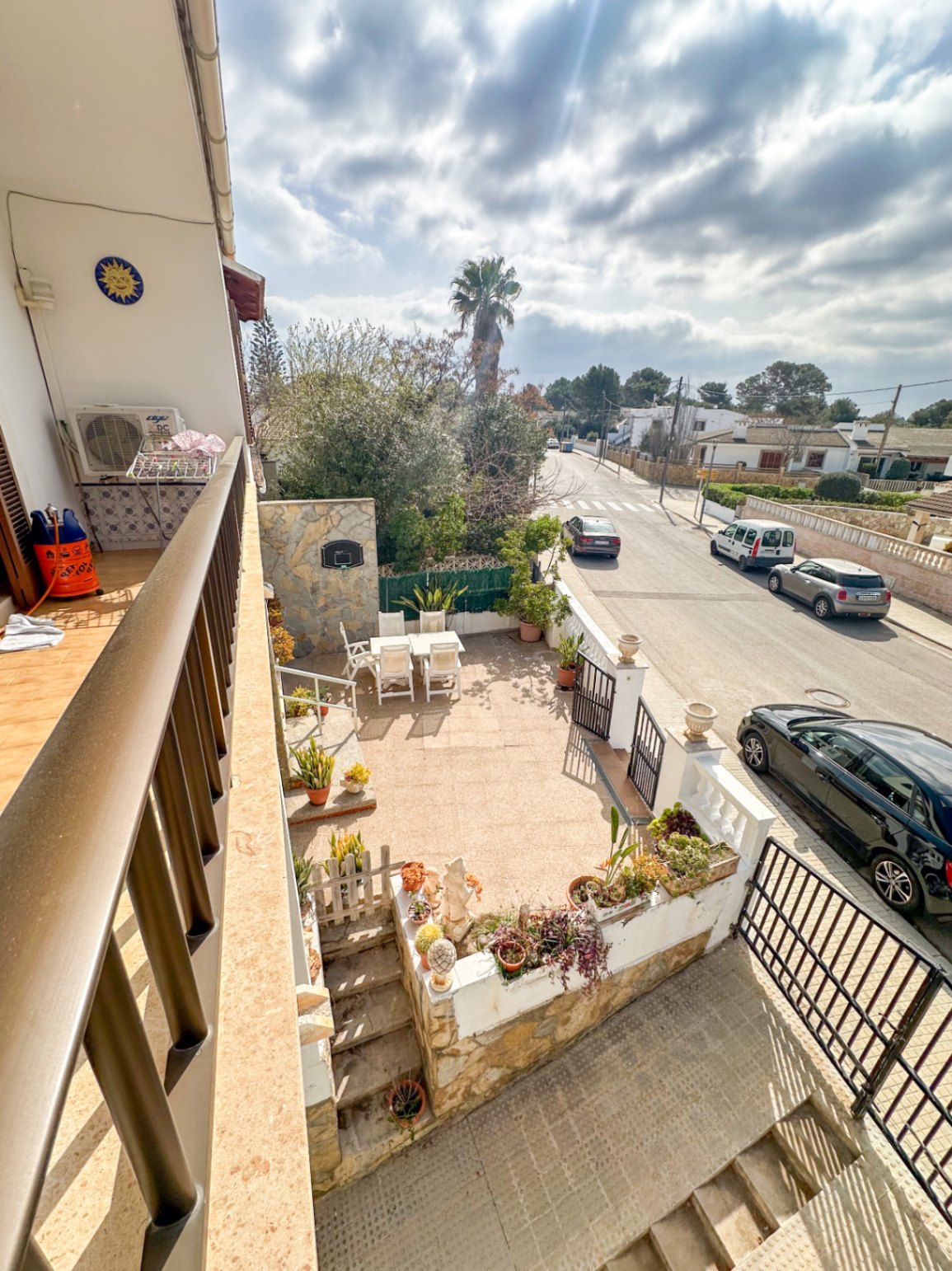 Chalet doble con parking junto al mar y oportunidad de inversión.