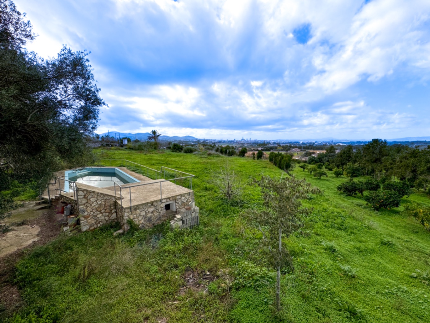 Tolle rustikale Finca mit Renovierungsprojekt und Panoramablick auf Manacor.