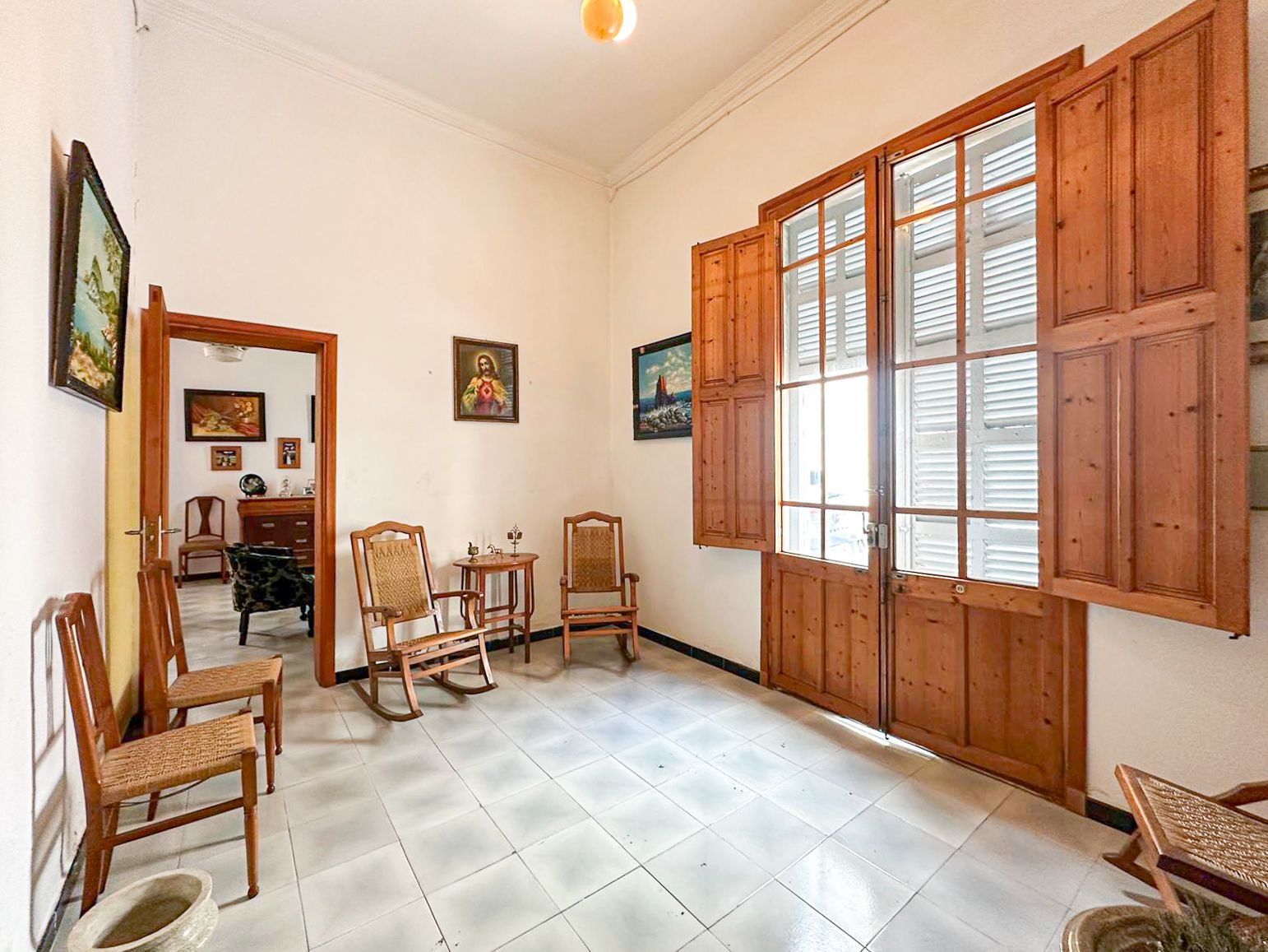 Casa mallorquina con carácter y gran potencial para renovar en el pueblo de muro.