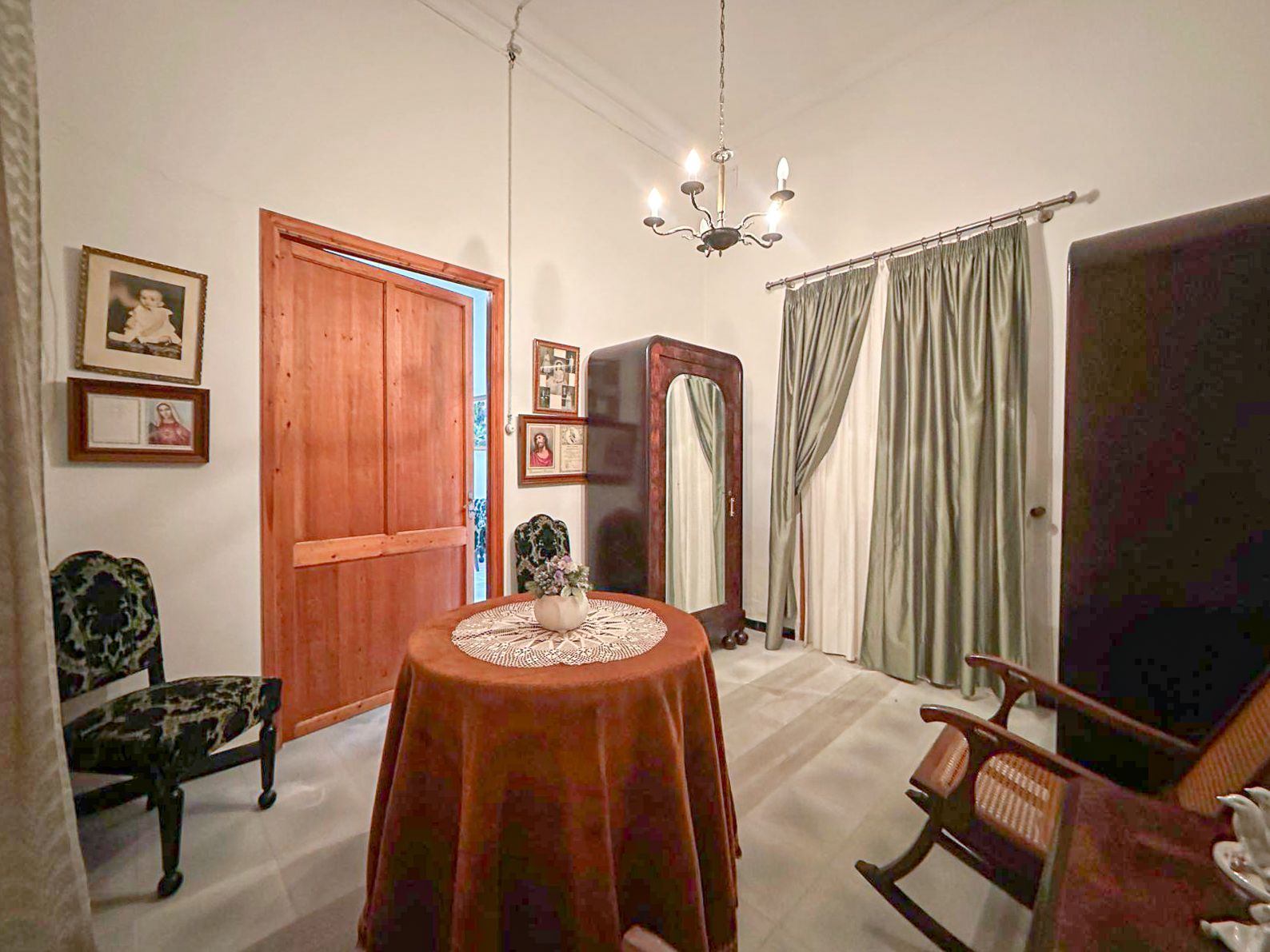 Casa mallorquina con carácter y gran potencial para renovar en el pueblo de muro.