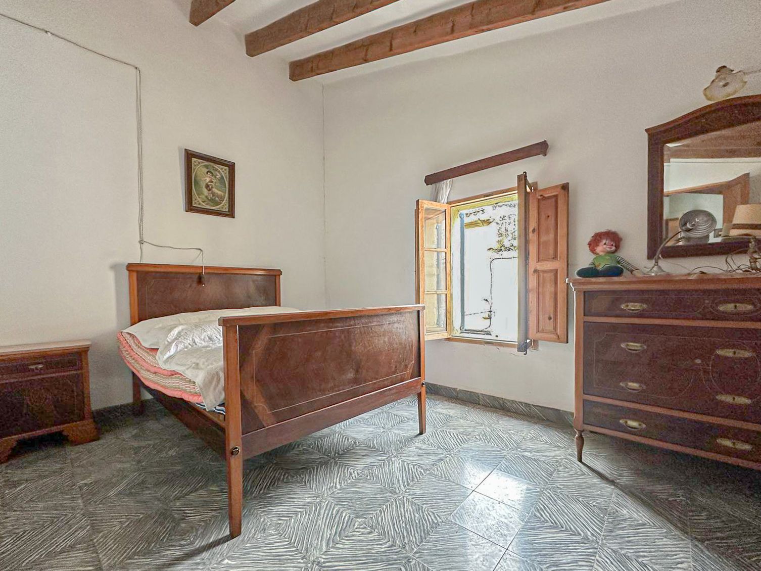 Casa mallorquina con carácter y gran potencial para renovar en el pueblo de muro.
