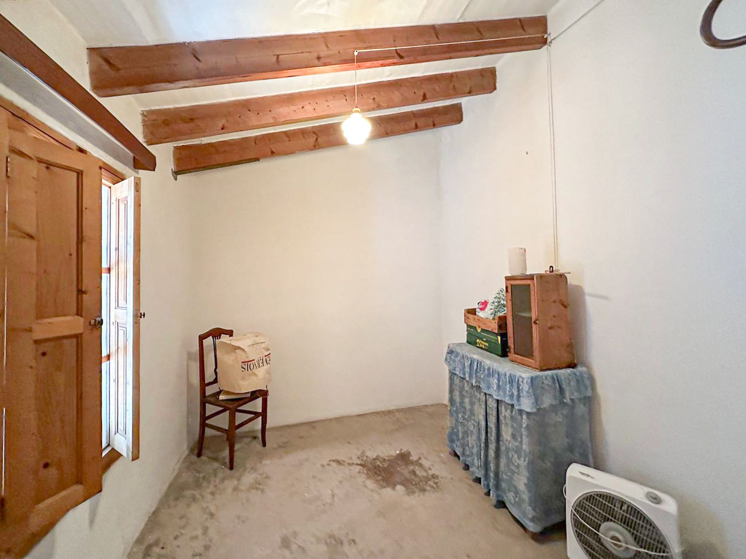 Casa mallorquina con carácter y gran potencial para renovar en el pueblo de muro.