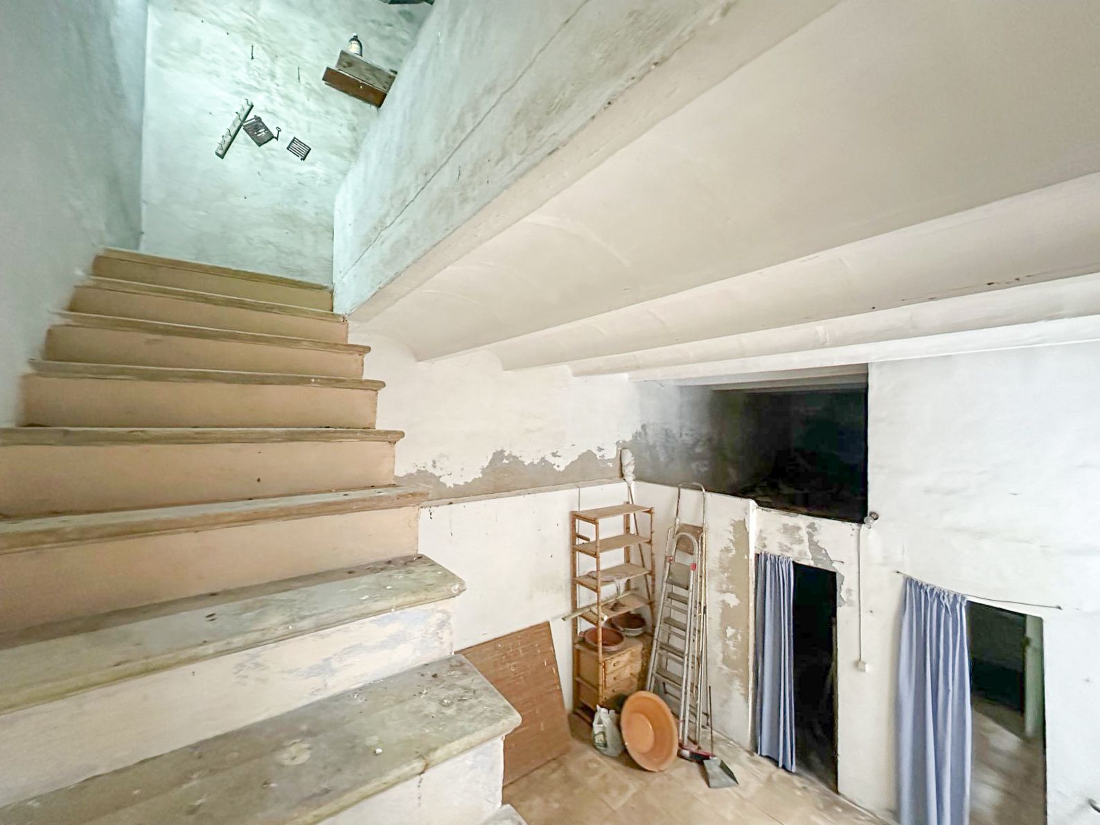 Casa mallorquina con carácter y gran potencial para renovar en el pueblo de muro.