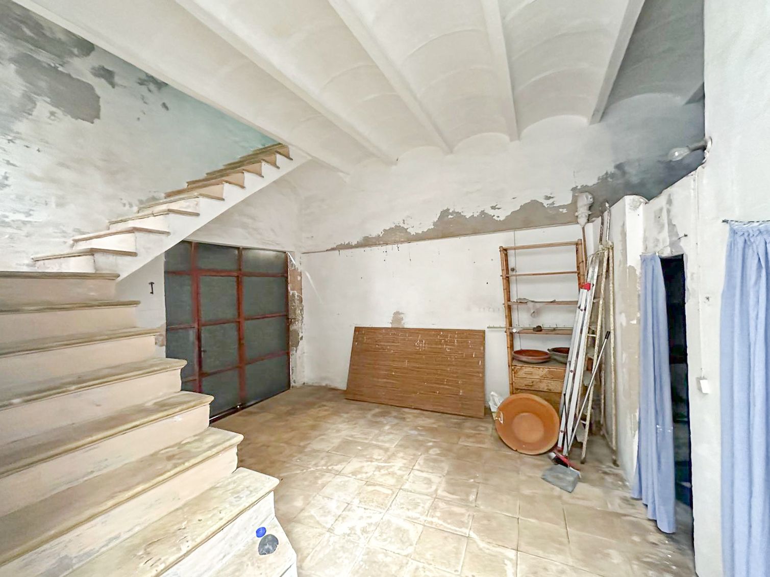 Casa mallorquina con carácter y gran potencial para renovar en el pueblo de muro.