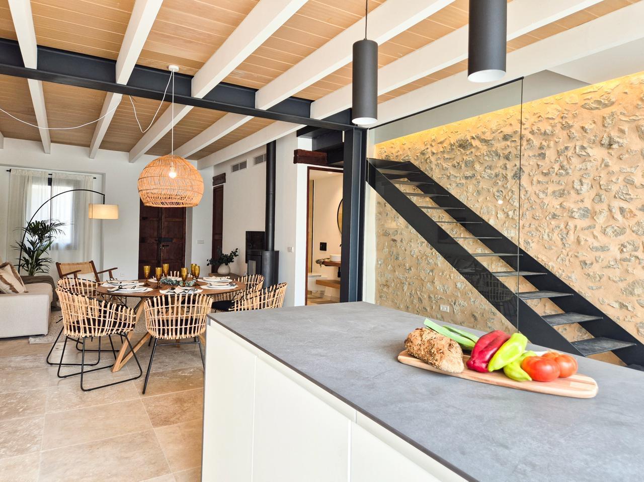 Moderna casa de pueblo con piscina en Maria de la Salut