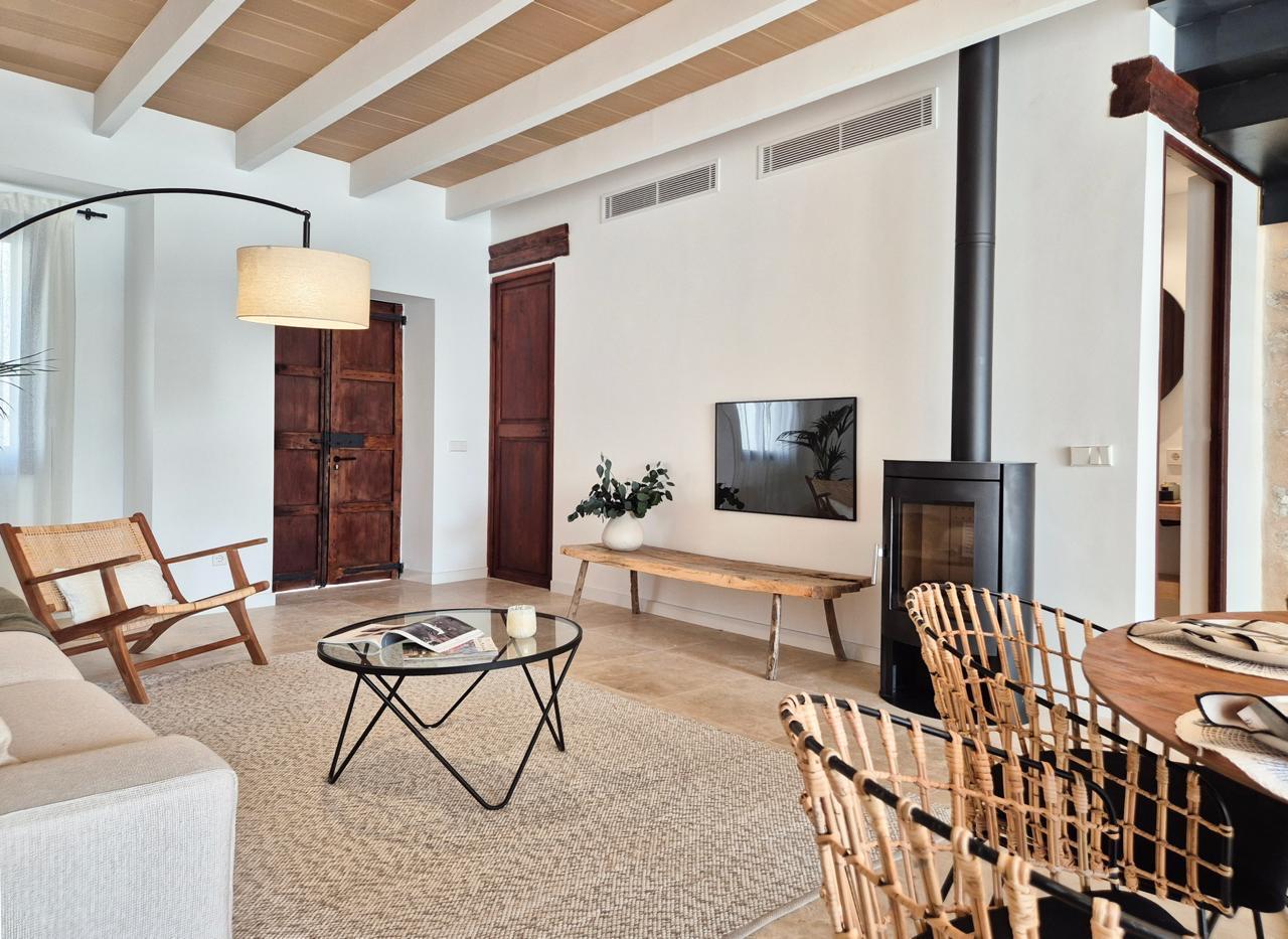 Moderna casa de pueblo con piscina en Maria de la Salut