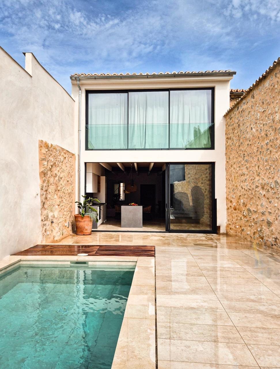 Moderna casa de pueblo con piscina en Maria de la Salut