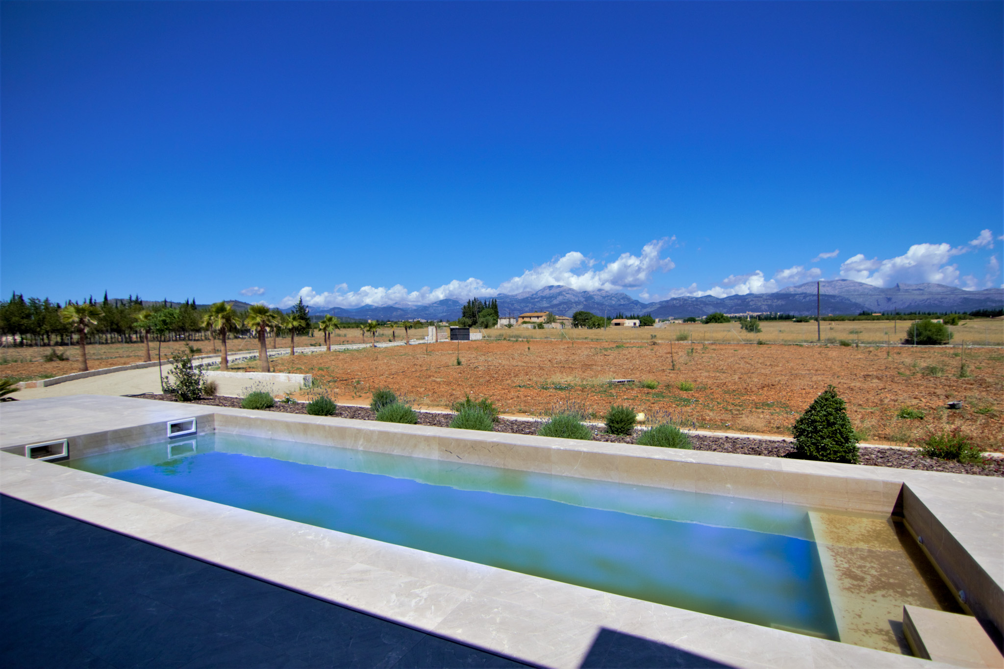 Villa de alto standing con piscina y vistas espectaculares a la Sierra de Tramontana a estrenar!