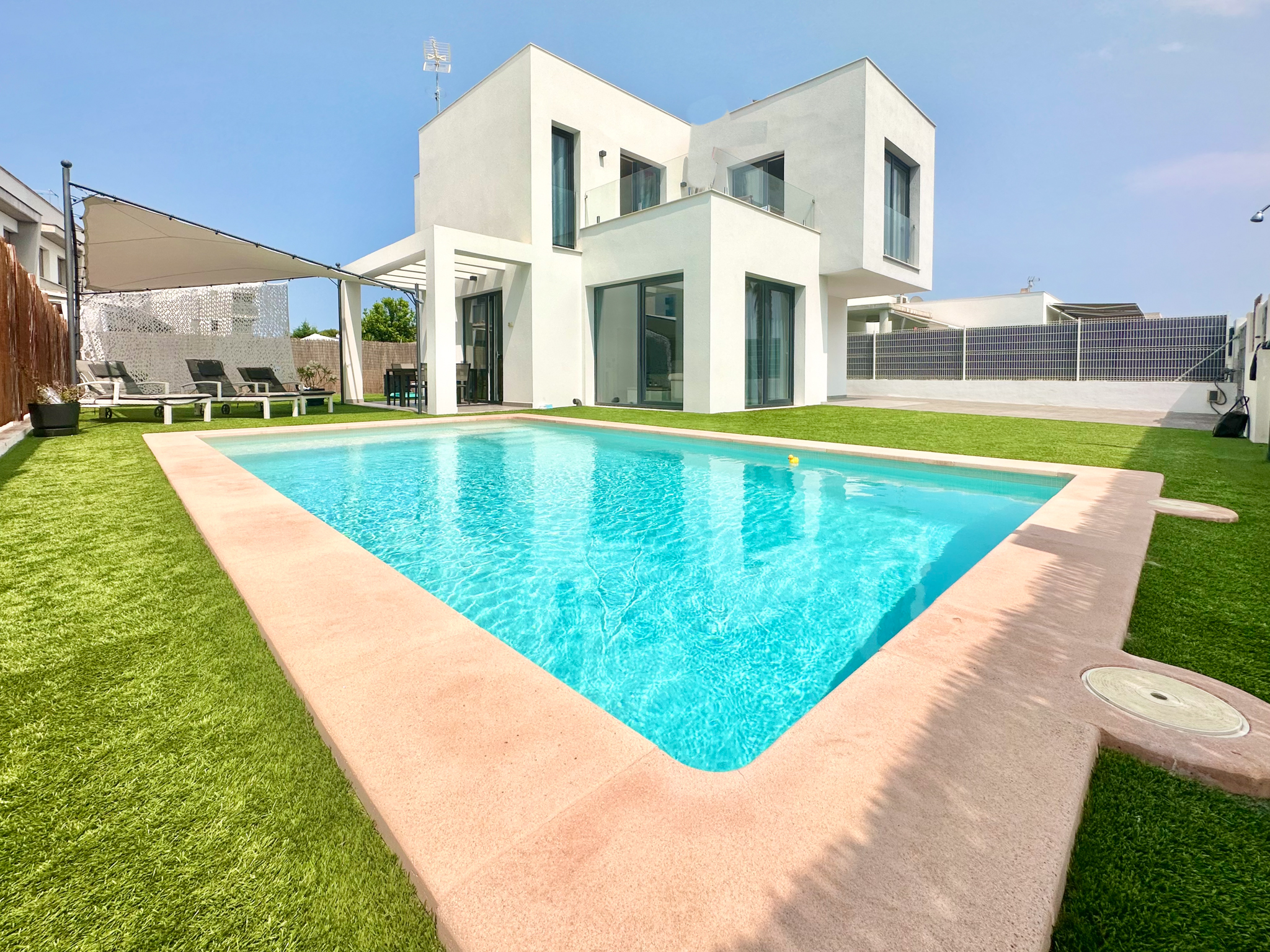 Villa moderna con piscina en zona tranquila a poca distancia de la playa.