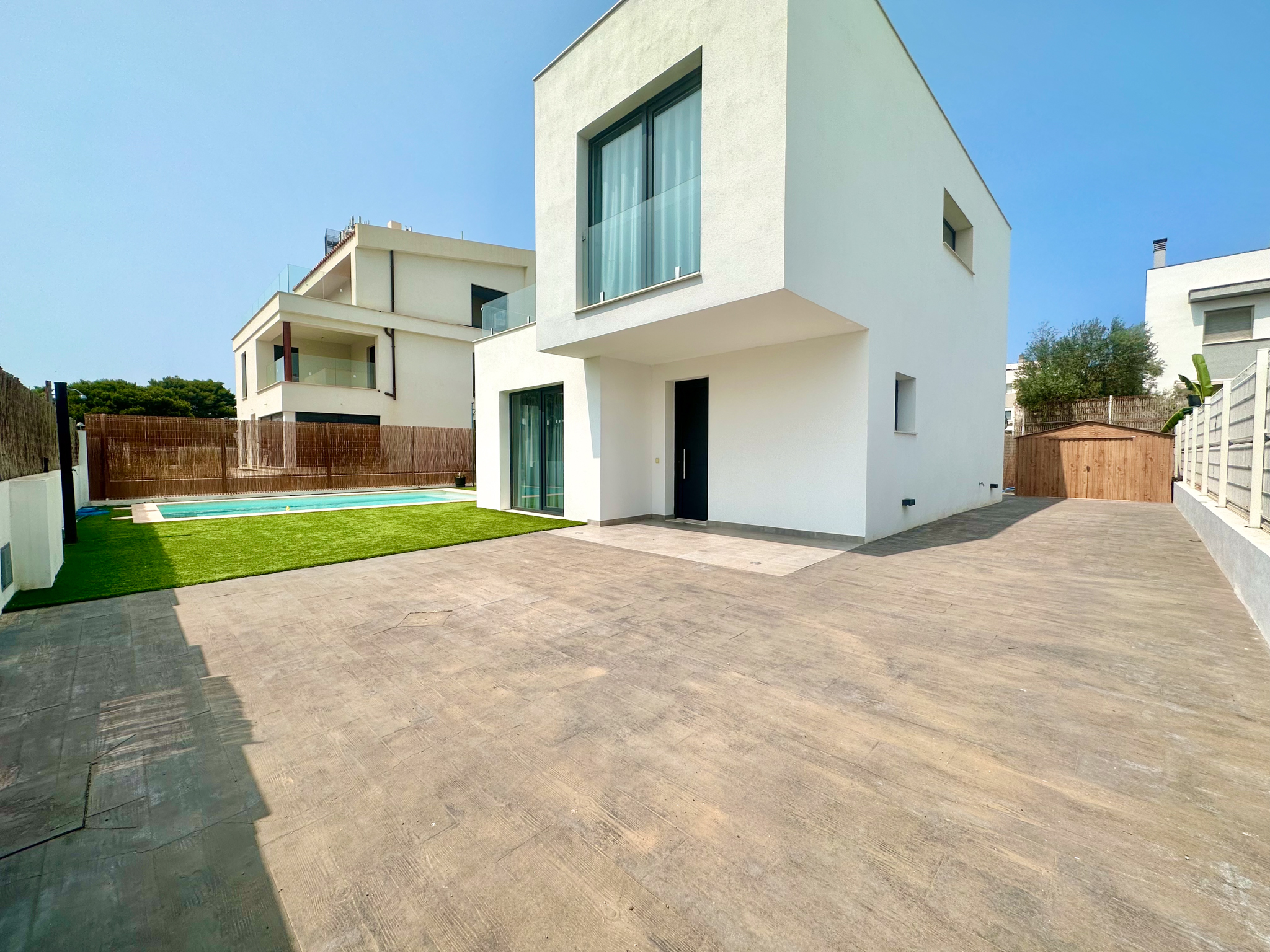 Villa moderna con piscina en zona tranquila a poca distancia de la playa.