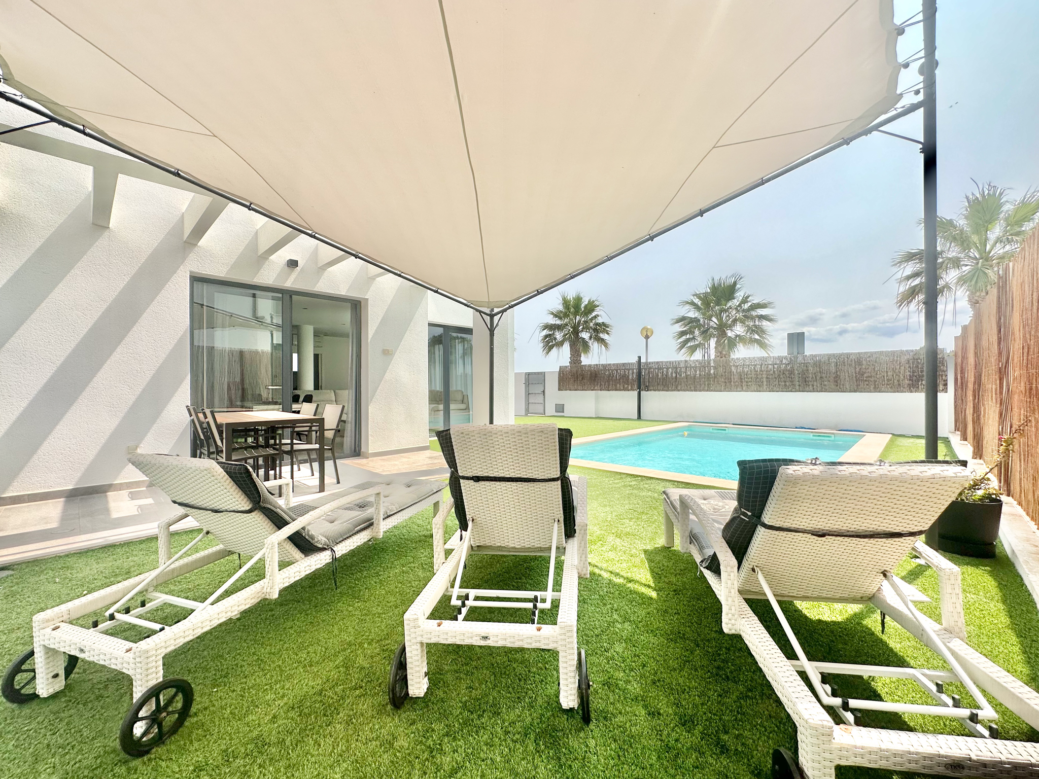 Villa moderna con piscina en zona tranquila a poca distancia de la playa.