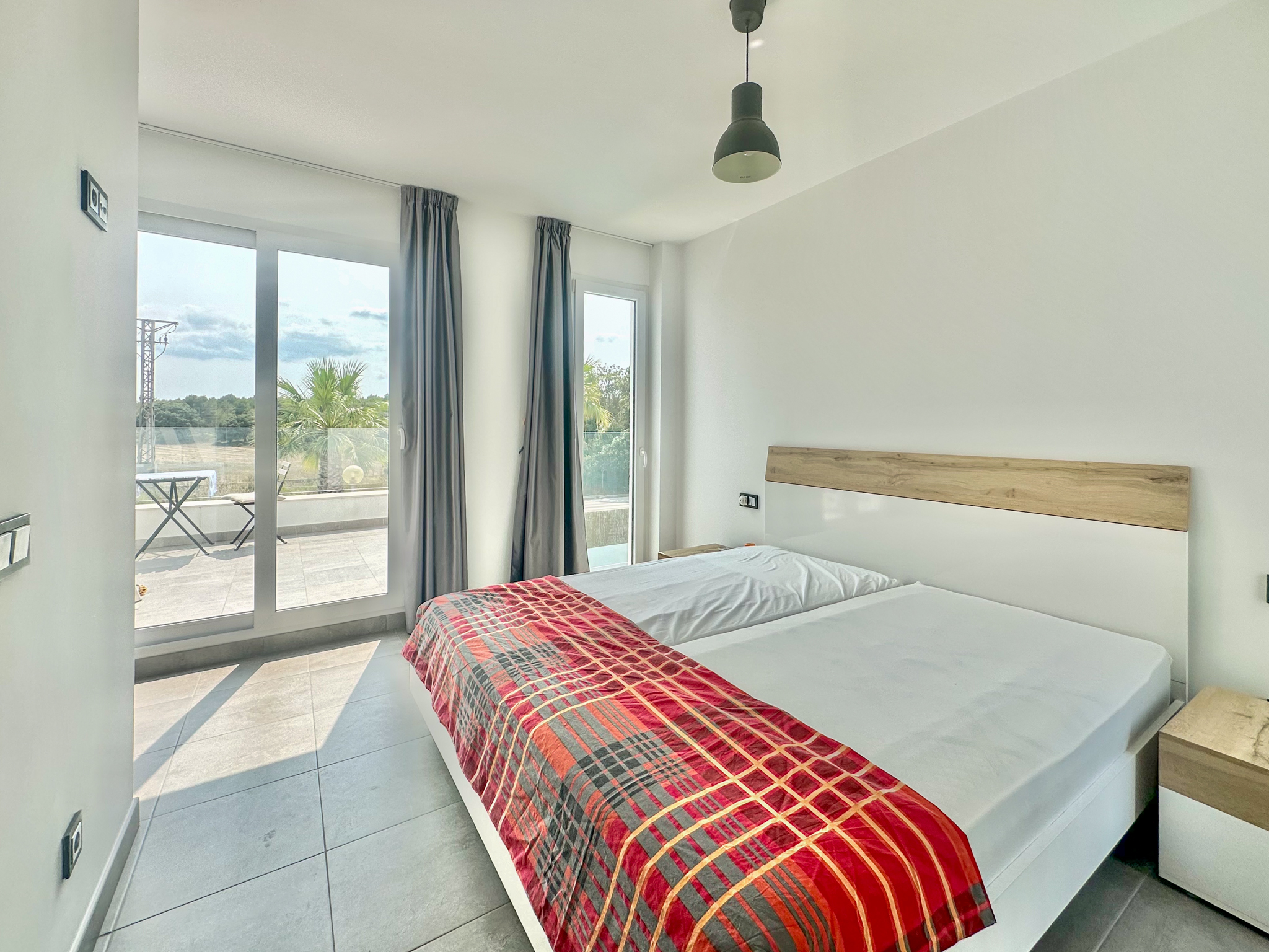 Villa moderna con piscina en zona tranquila a poca distancia de la playa.