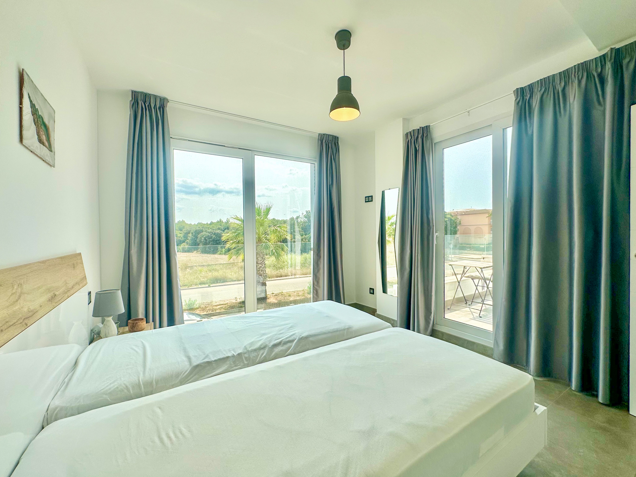 Villa moderna con piscina en zona tranquila a poca distancia de la playa.