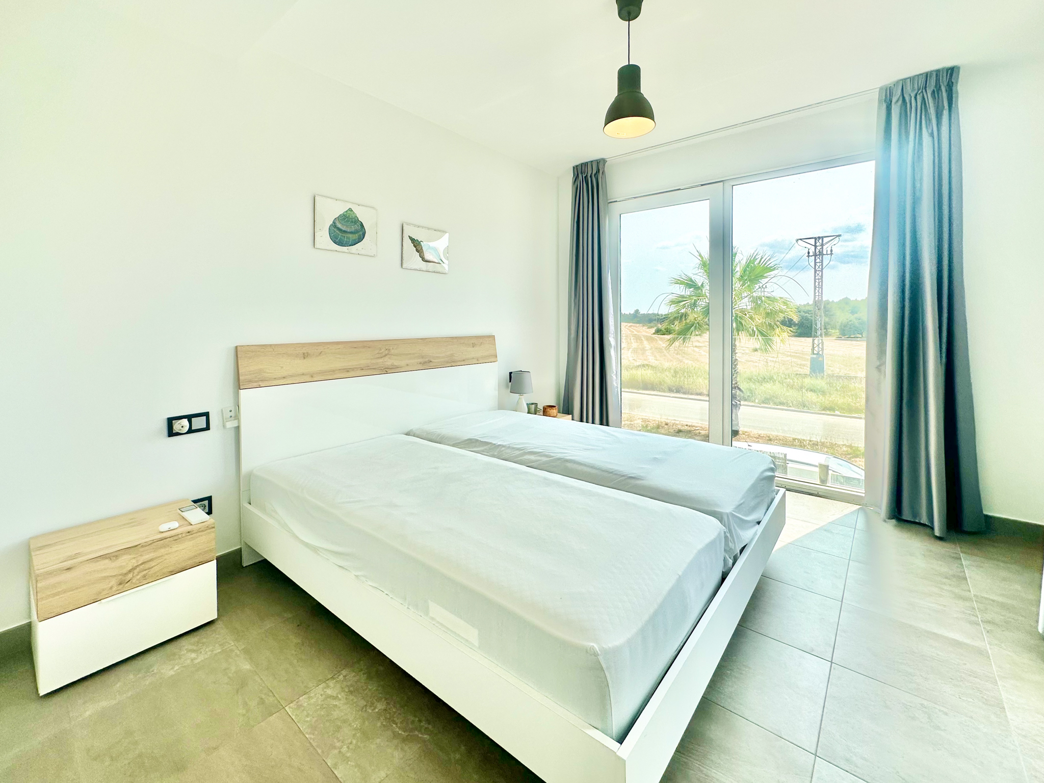 Villa moderna con piscina en zona tranquila a poca distancia de la playa.
