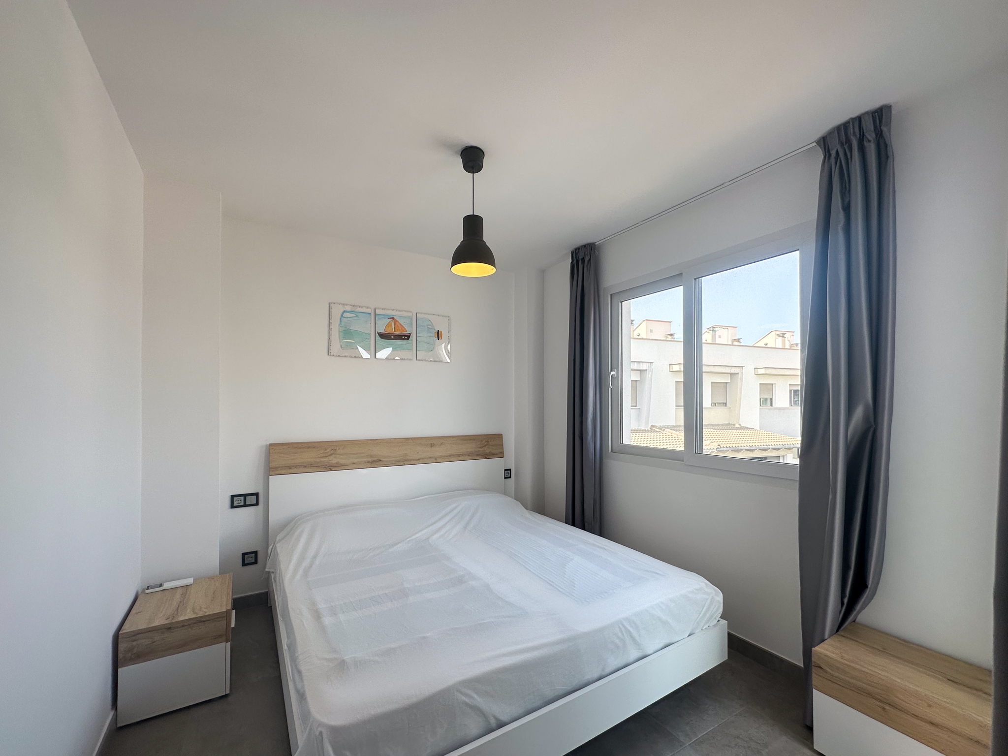 Villa moderna con piscina en zona tranquila a poca distancia de la playa.